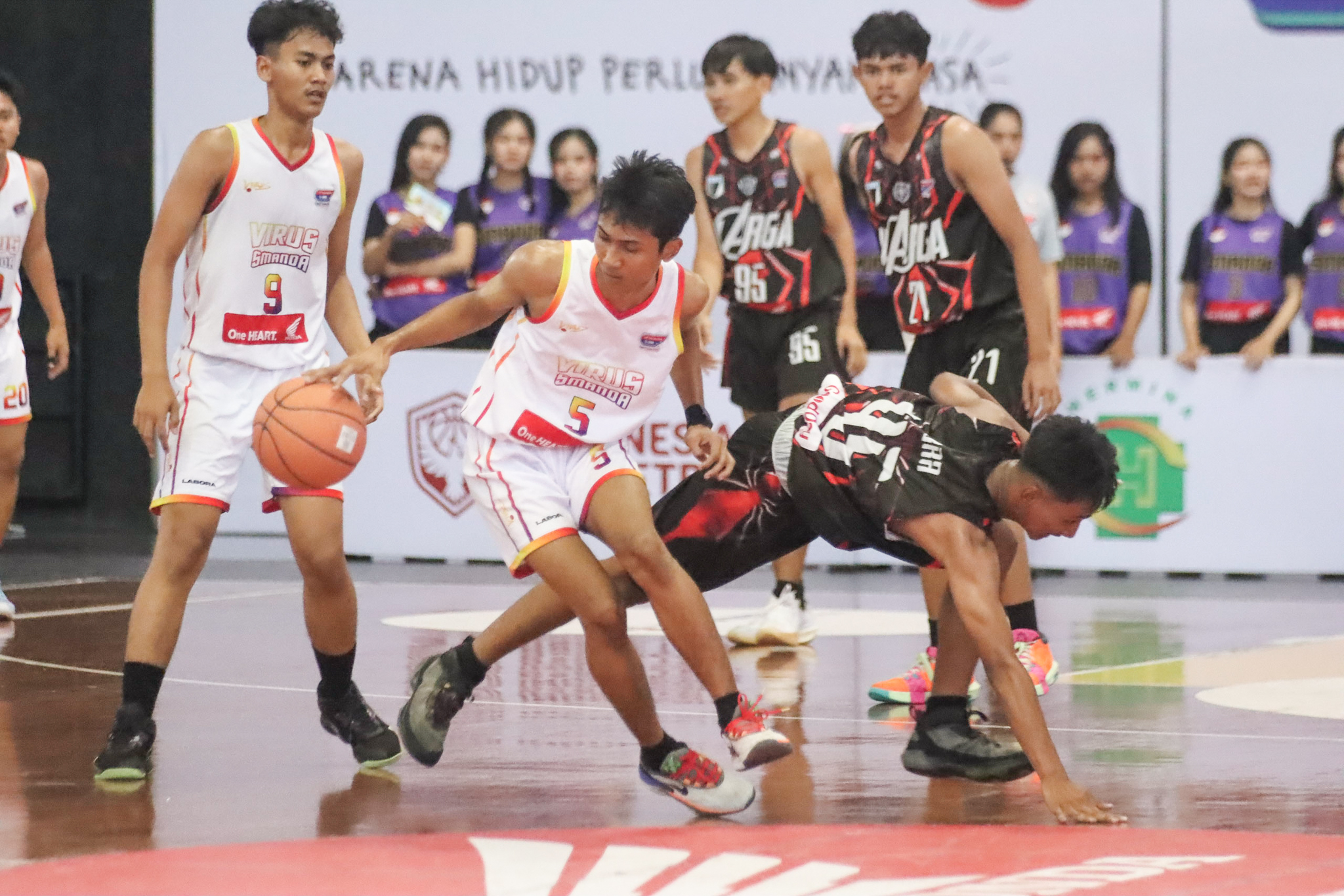 Pertandingan&nbsp;SMA Warga Surakarta kontra SMAN 2 Kebumen di Sritex Arena, Senin (30/9/2024)