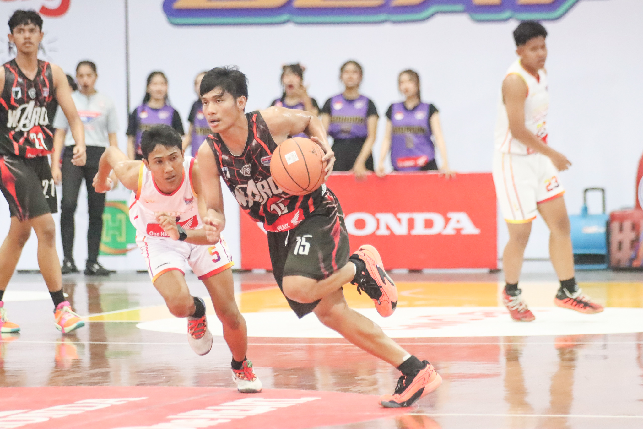 Bintang SMA Warga Surakarta&nbsp;Zaki Alhakim (jersey nomor 15) saat melawan&nbsp; SMAN 2 Kebumen di Sritex Arena, Senin (30/9/2024)