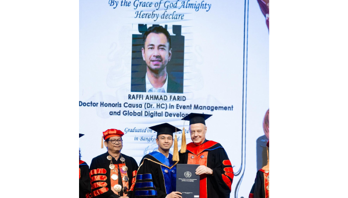 Raffi Ahmad saat menerima gelar kehormatan Honoris Causa dari&nbsp;Universal Institute of Professional Management (UIPM) Thailand.