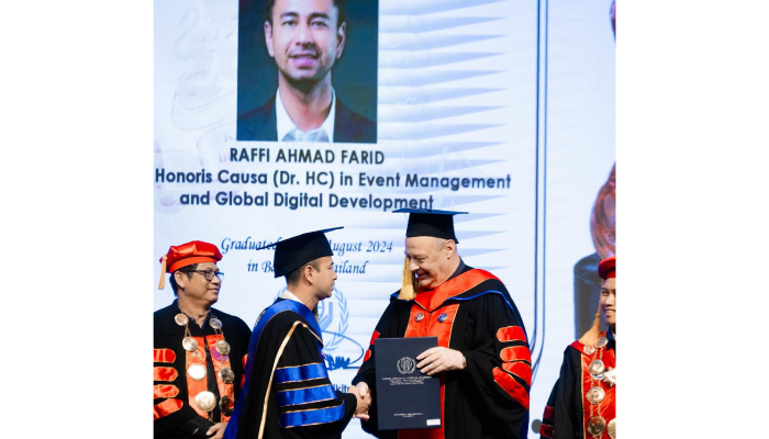 Raffi Ahmad saat menerima gelar&nbsp;Doctor Honoris Causa (Dr.HC) in Tourism and Event Management dari UIPM Thailand.