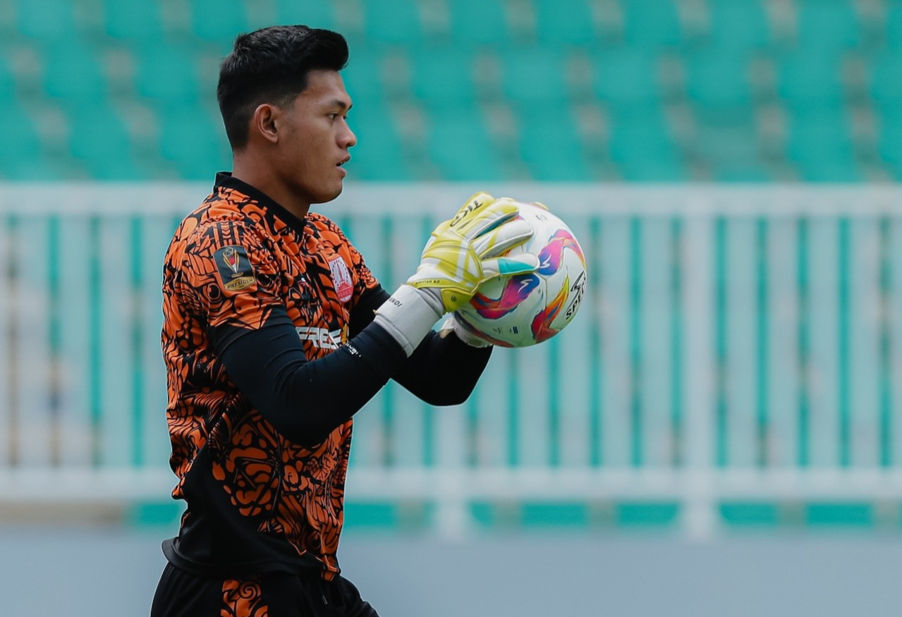 M Riyandi saat berlatih dengan tim Persis Solo di Stadion Pakansari, Bogor.