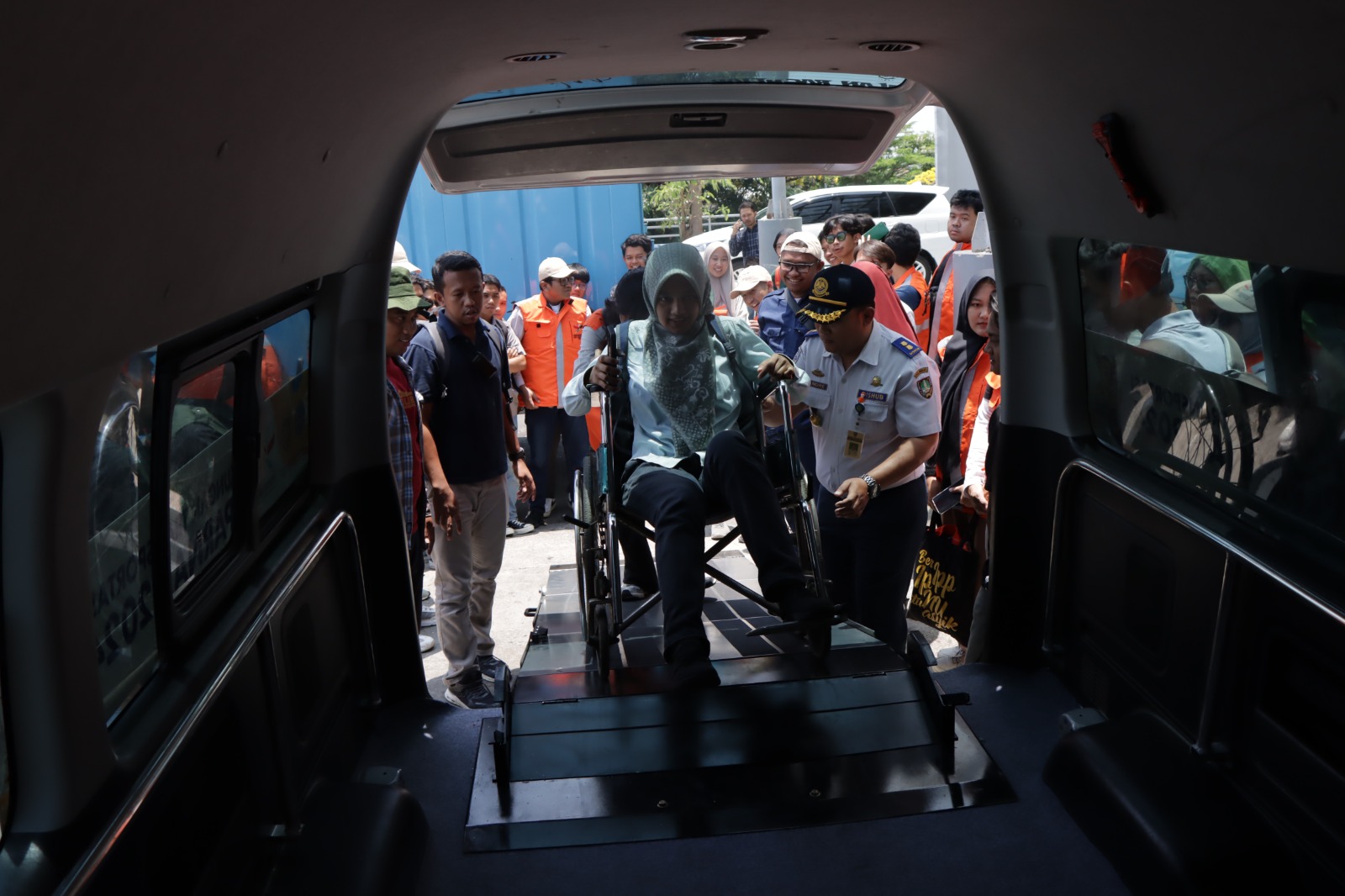 Simulasi pengggunaan kendaraan ramah difabel yang dipersiapkan untuk peserta Peparnas.