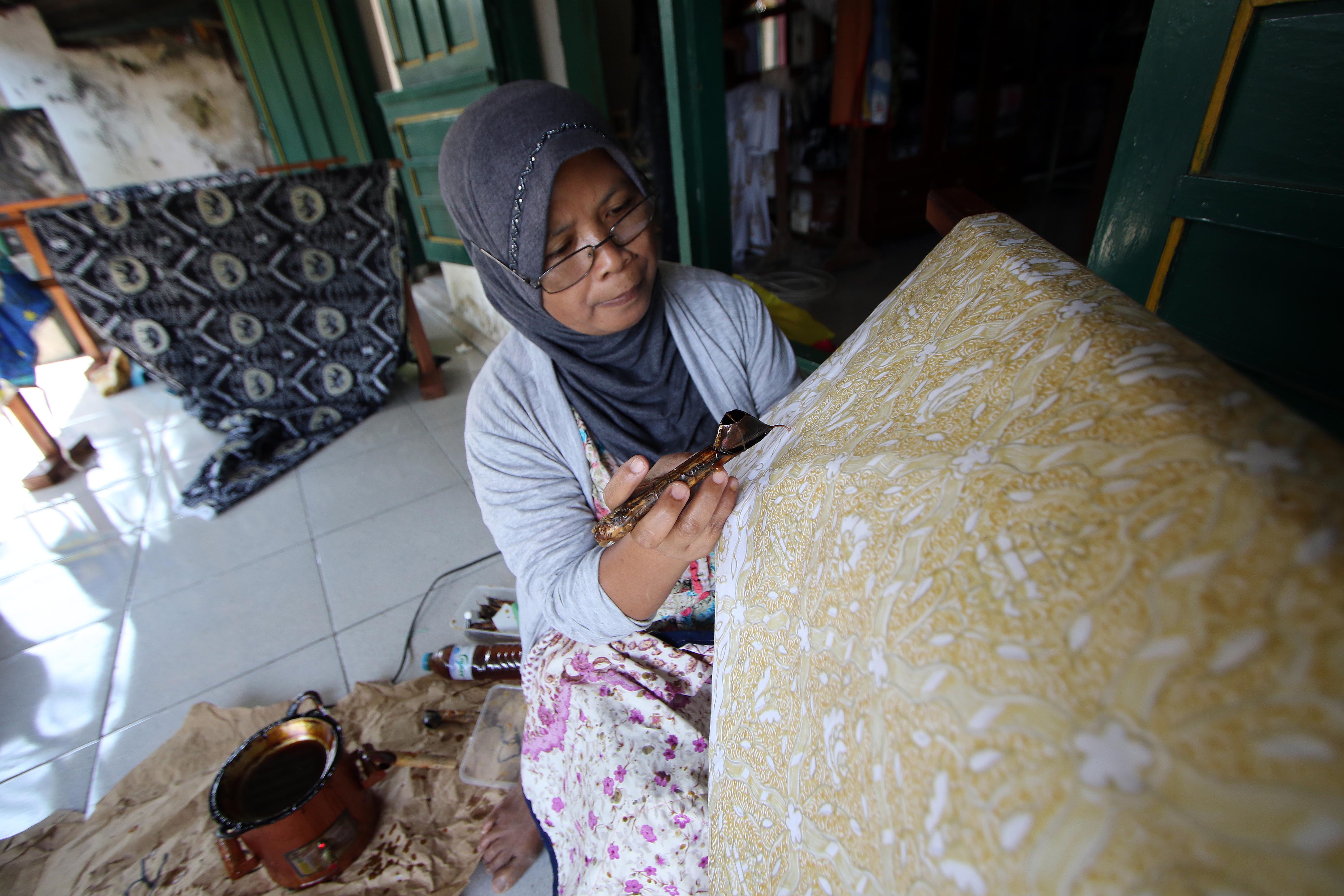 Perlindungan batik lokal perlu dukungan penuh dari pemerintah agar tetap eksis sebagai warisan bangsa. (Arief Budiman/Radar Solo)