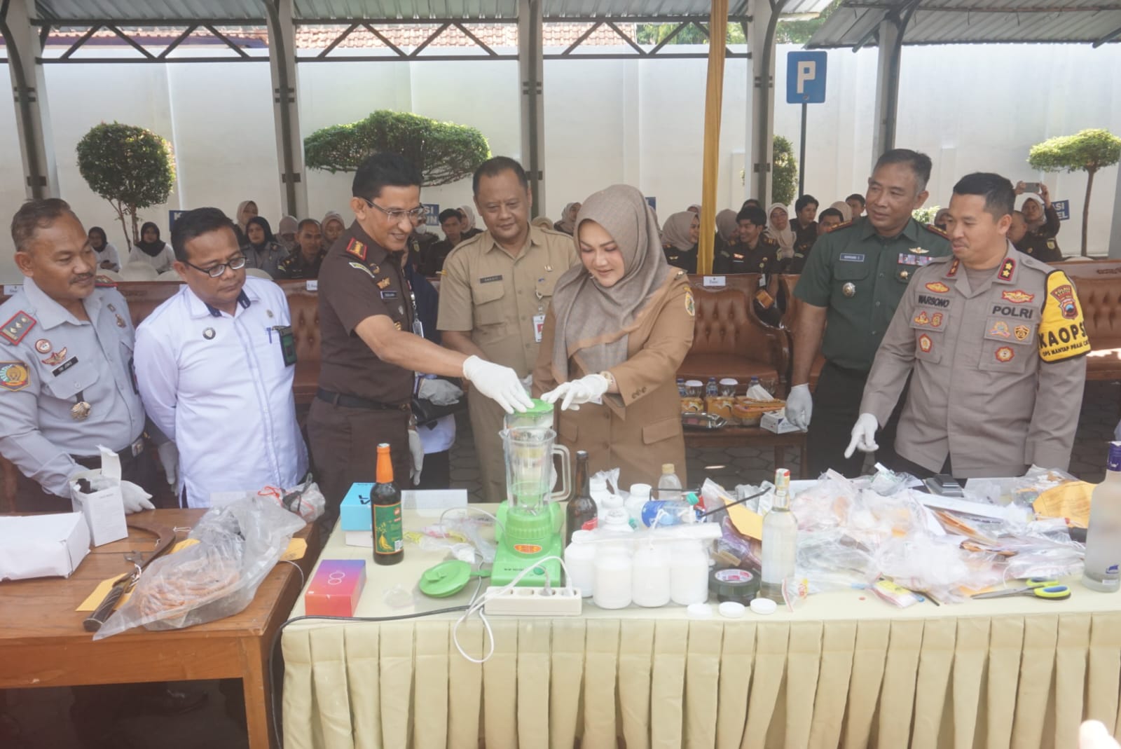 Pemusnahan barang bukti berupa narkotika dan psikotropika dengan cara di blender di halaman Kantor Kejari Klaten. (Angga Purenda/Radar Solo)