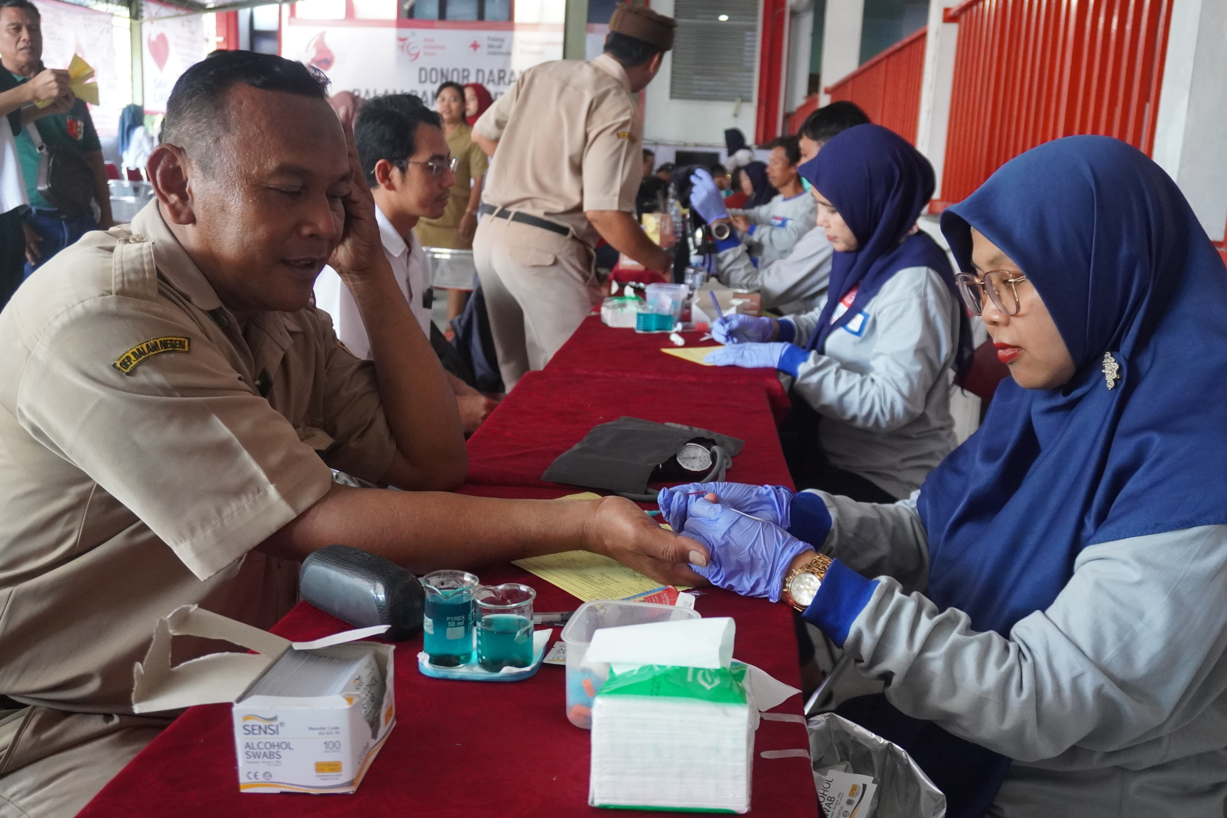 Pelaksanaan aksi donor darah di halaman Markas PMI Klaten pada Senin (30/9/2024). (Angga Purenda/Radar Solo)