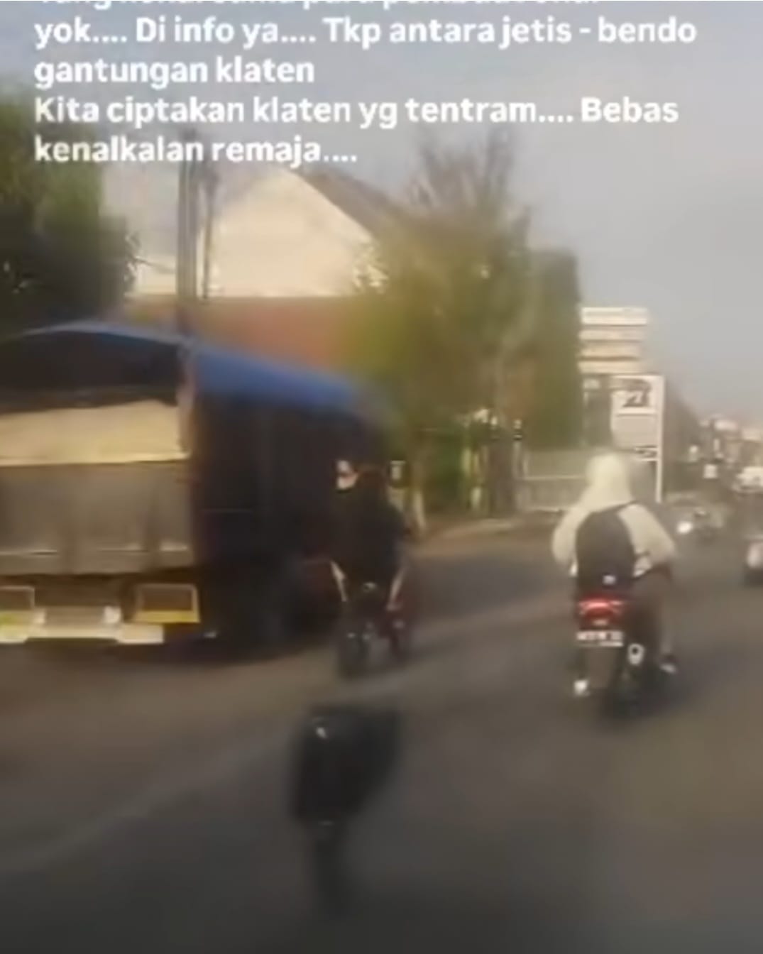Tangkapan layar pengejaran gerombolan pemotor pembawa sajam di Jalan Raya Jogja-Solo, Kecamatan Klaten Selatan.