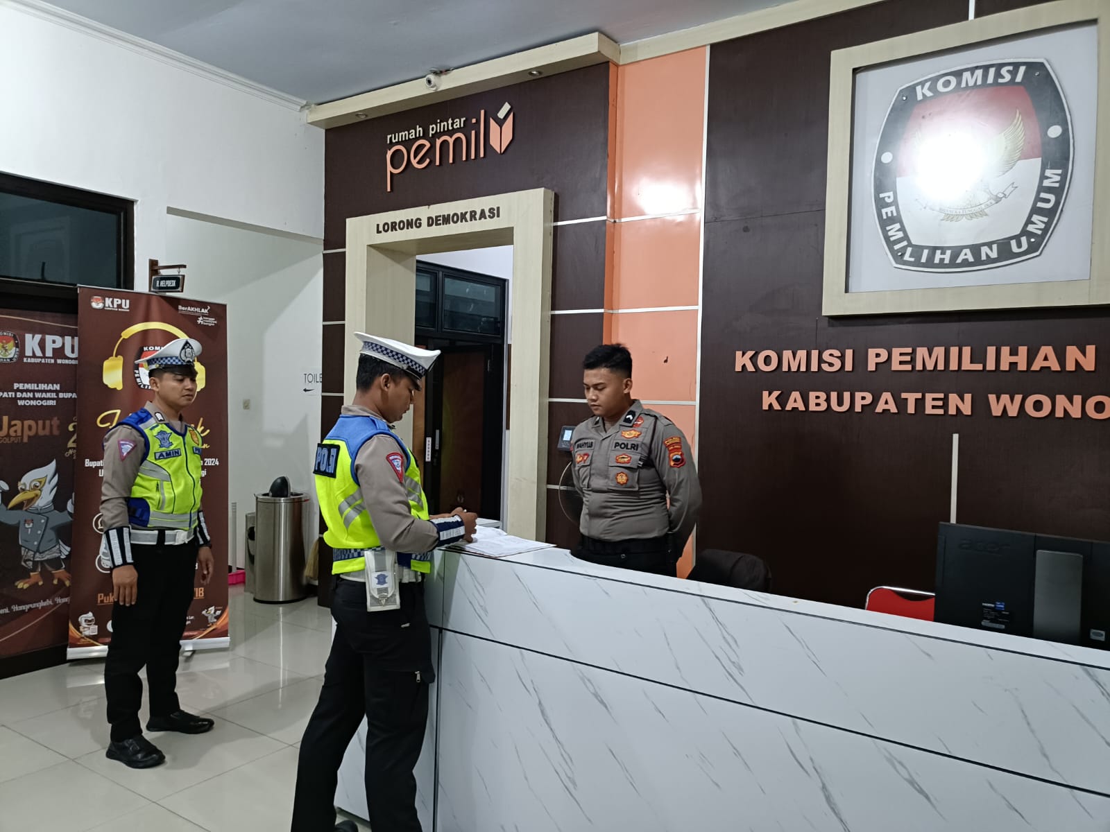 Anggota Polres Wonogiri berpatroli di Kantor KPU Wonogiri baru-baru ini.