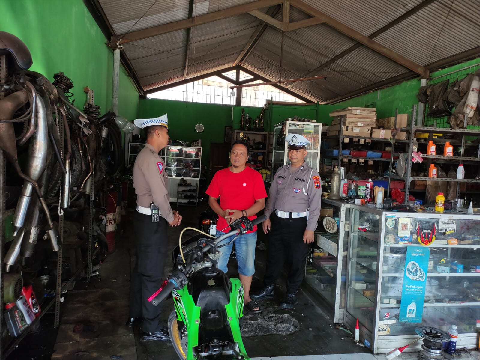 Satlantas Polres Klaten sosialisasi larangan pemasangan knalpot brong ke sejumlah bengkel di Klaten. (Angga Purenda/Radar Solo)