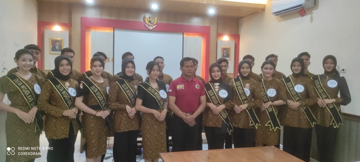 KBO Satresnarkoba Polres Sragen Iptu Joko Margo Utomo bersama Duta Wisata Sragen 2024. (Ahmad Khairudin/Radar Solo)