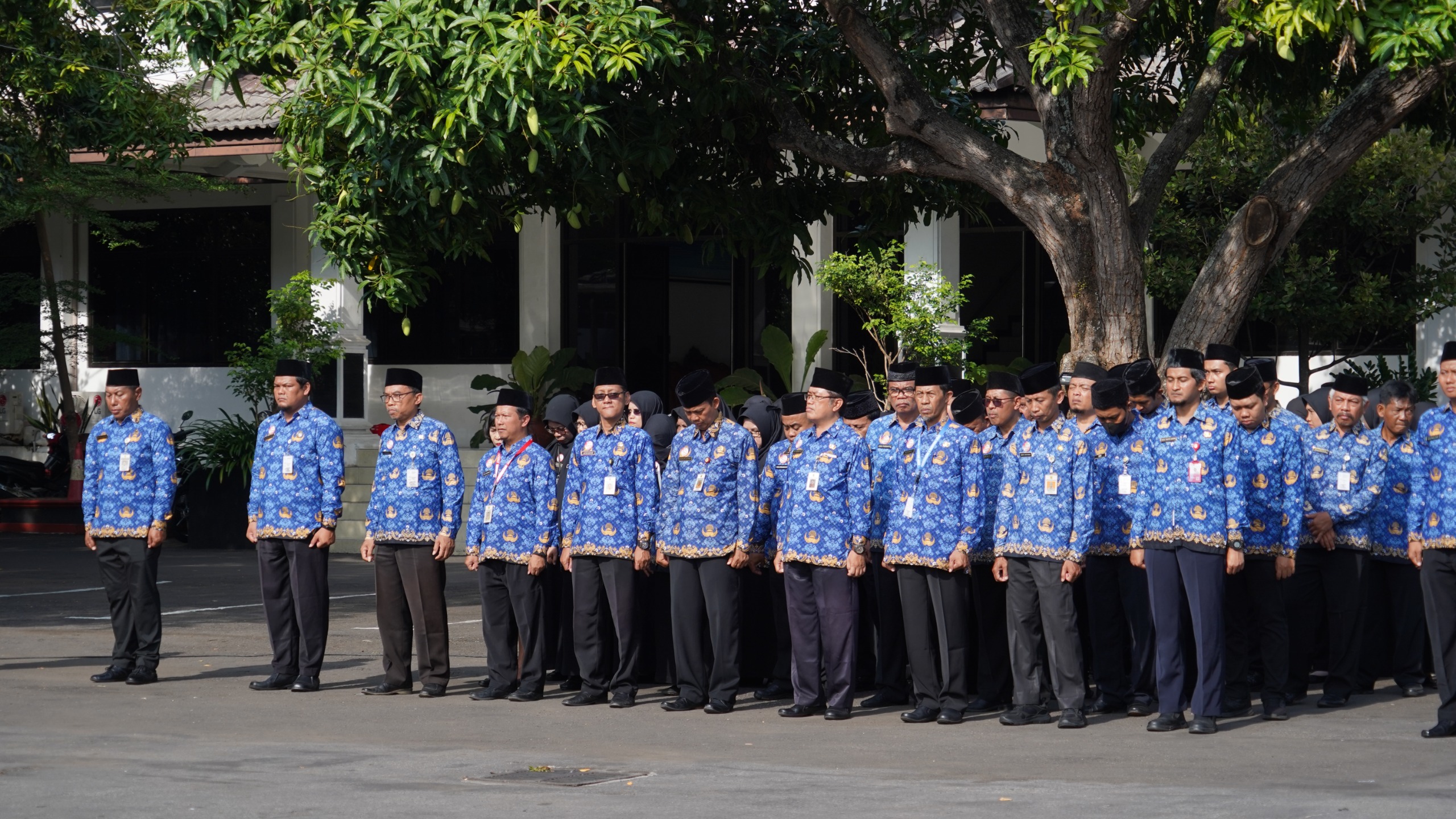 ASN mengikuti upacara peringatan Hari Kesaktian Pancasila di halaman pendapa Rumah Dinas Bupati Wonogiri Selasa (1/10/2024).