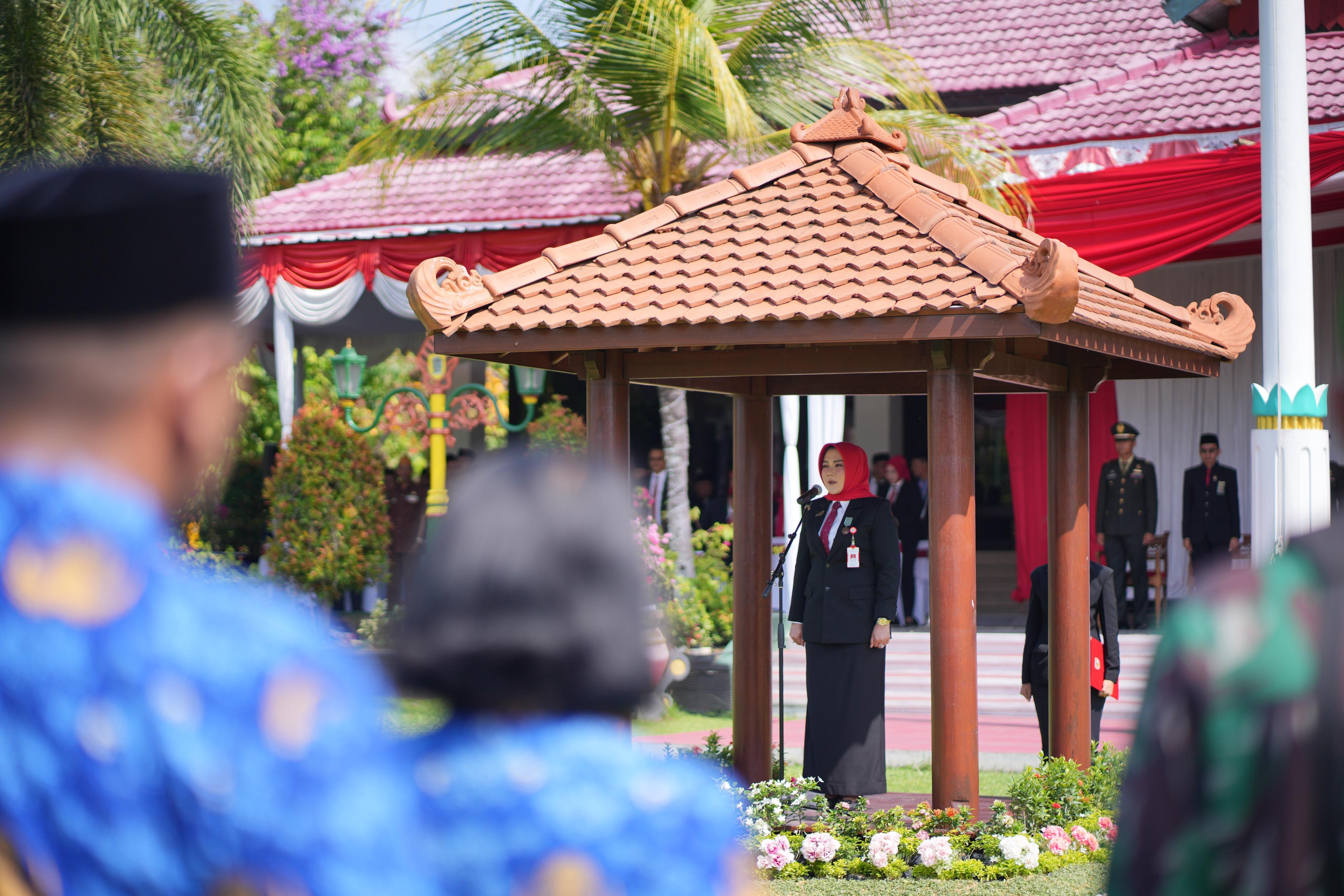 Bupati Klaten Sri Mulyani didaulat sebagai inspektur upacara Hari Kesaktian Pancasila di halaman Pendapa Pemkab Klaten, Selasa (1/10/2024).&nbsp;