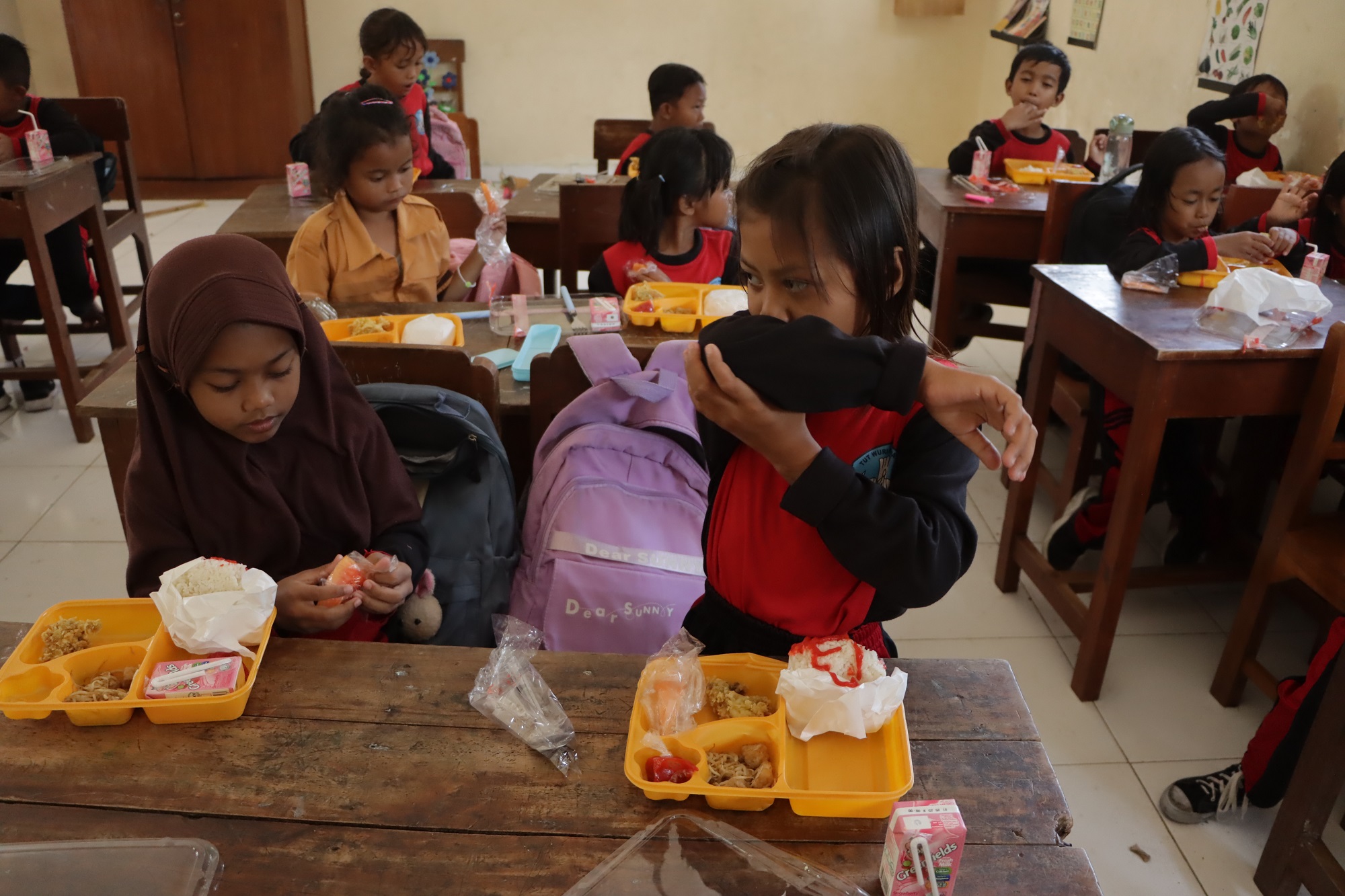 Makan gratis bergizi di SDN Mijen Kota Solo. (Arief Budiman/Radar Solo)