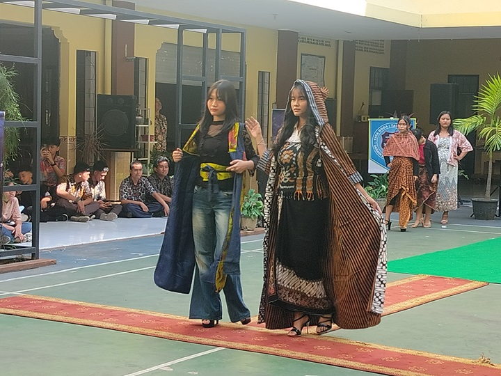 Siswa salah satu SMK swasta di Solo fashion show dengan busana batik, peringati Hari Batik Nasional, Selasa (2/10).