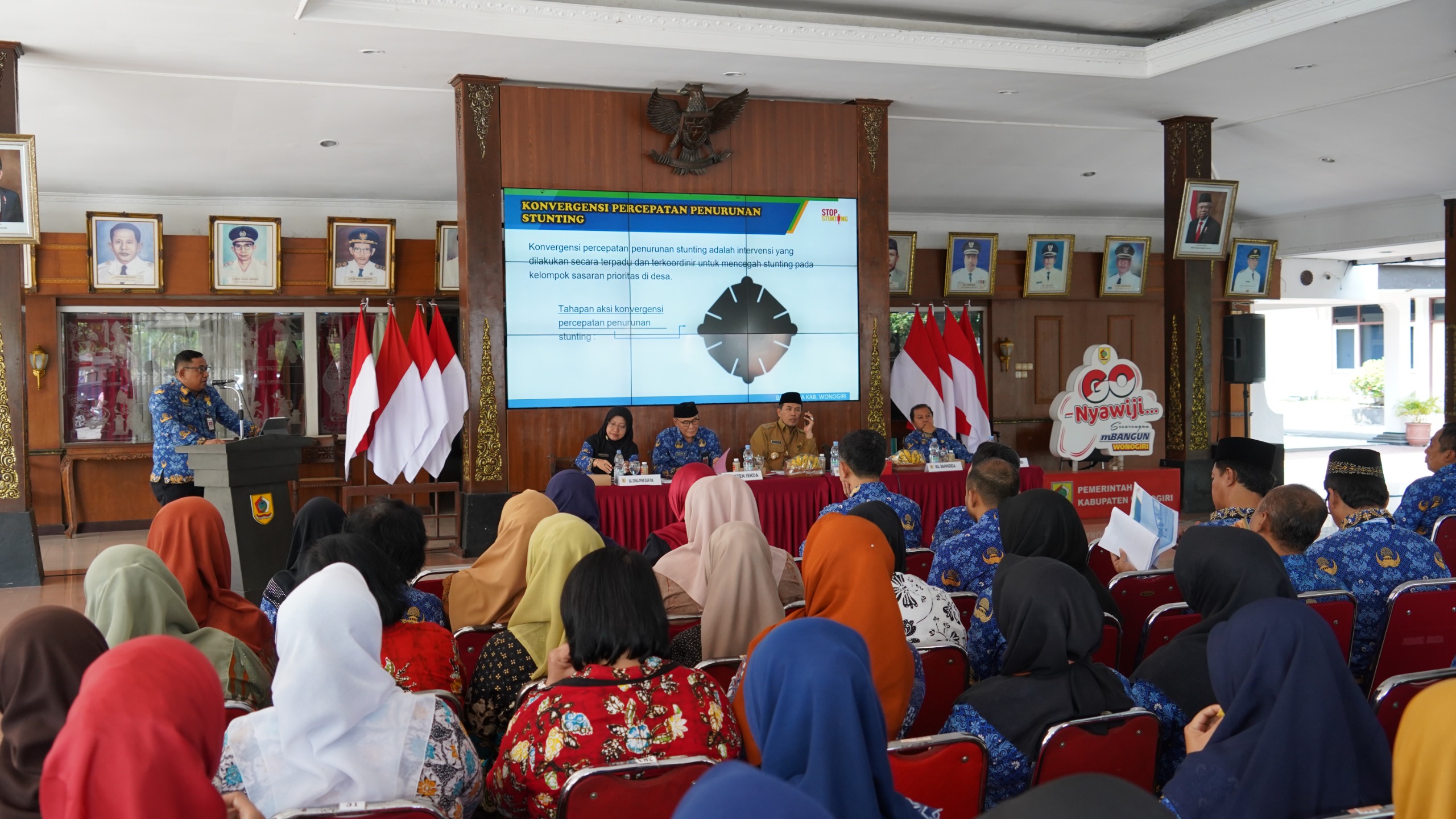 Kepala Badan Perencanaan Pembangunan, Riset dan Inovasi Daerah Wonogiri Heru Utomo memberikan paparan saat rakor TPPS di Pendapa Rumah Dinas Bupati Wonogiri, Selasa (1/10/2024).