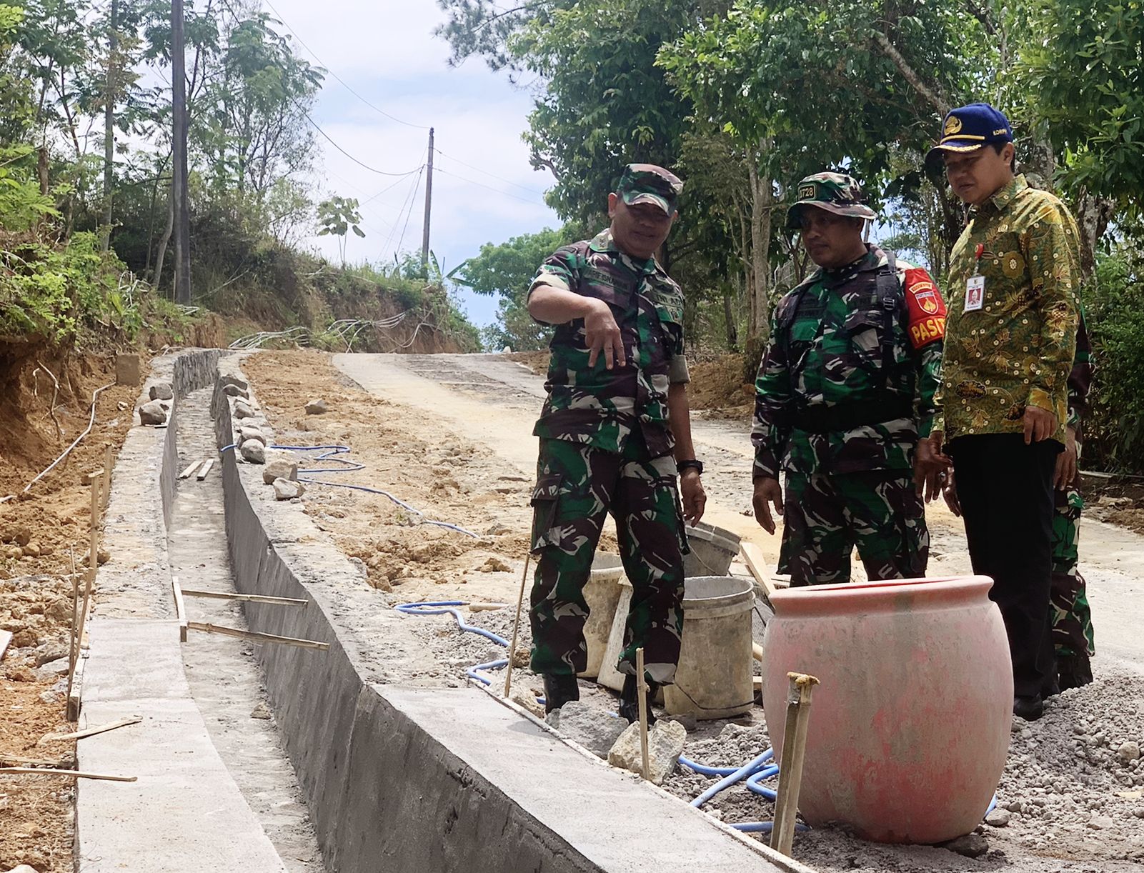 Pasiter Kodim 0728/Wonogiri Kapten Inf Sriyono dan Kepala Dinas PMD Wonogiri Djoko Purwidyatmo mengecek pekerjaan fisik TMMD, Rabu (2/10/2024).