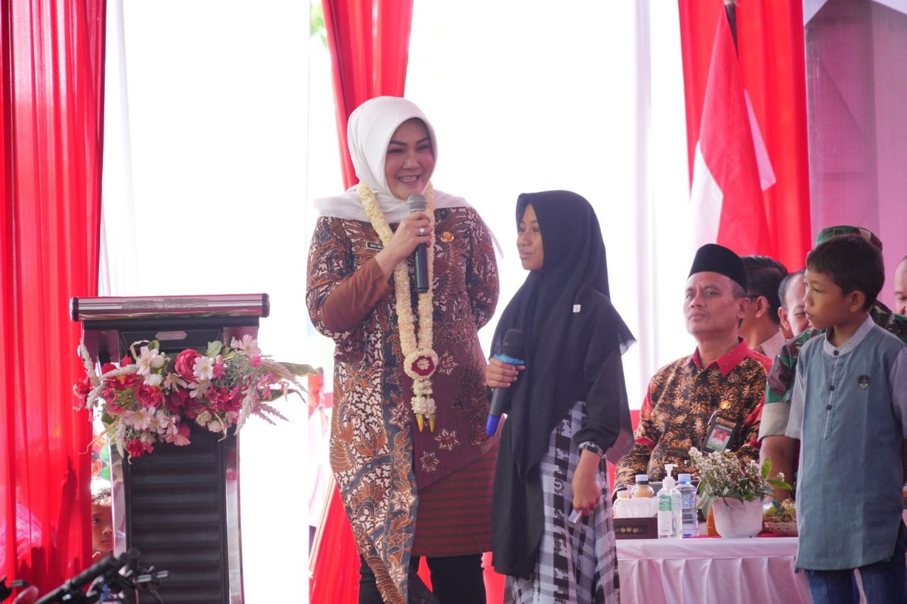 Bupati Klaten Sri Mulyani berinteraksi dengan anak-anak di sela kegiatan Sambang Warga.