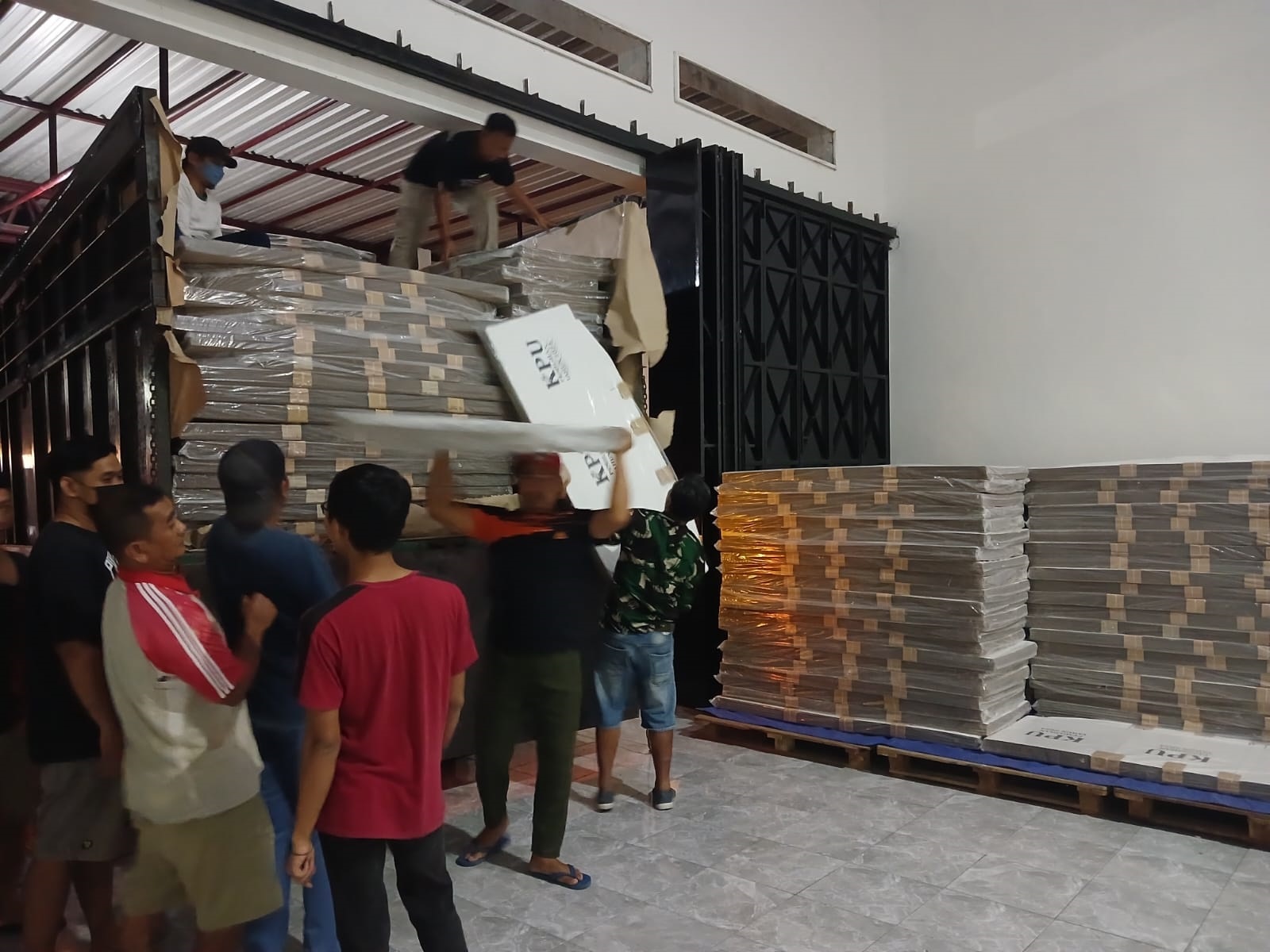 Penurunan logistik Pilkada 2024 di gudang KPU Karanganyar, Rabu (2/10/2024). (Rudi Hartono/Radar Solo)