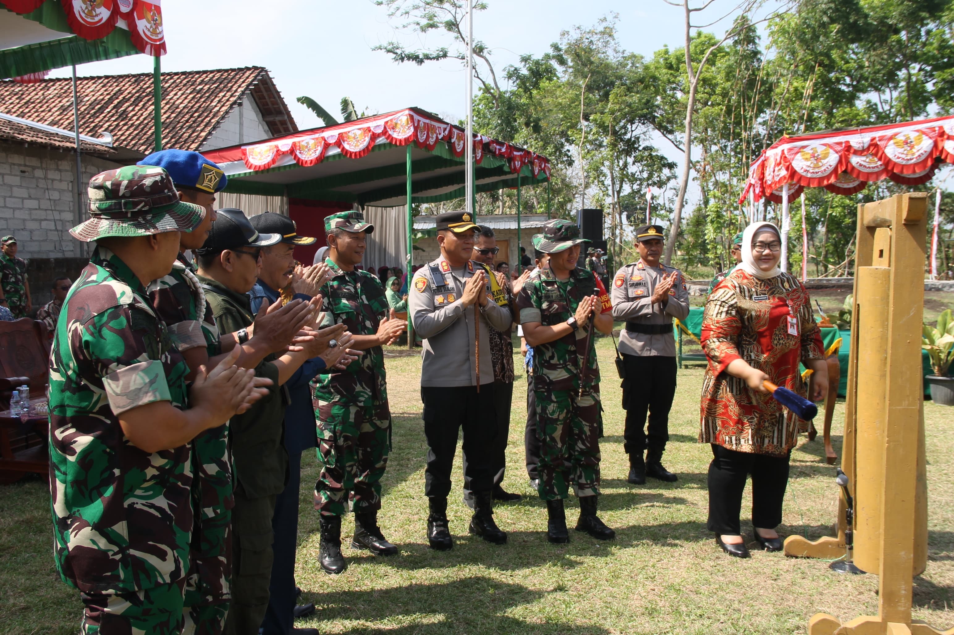 Bupati Sragen Kusdinar Untung Yuni Sukowati (kanan) buka kegiatan TMMD di Desa Pagak, Sumberlawang, Rabu (2/10/2024). (Angga Purenda/Radar Solo)
