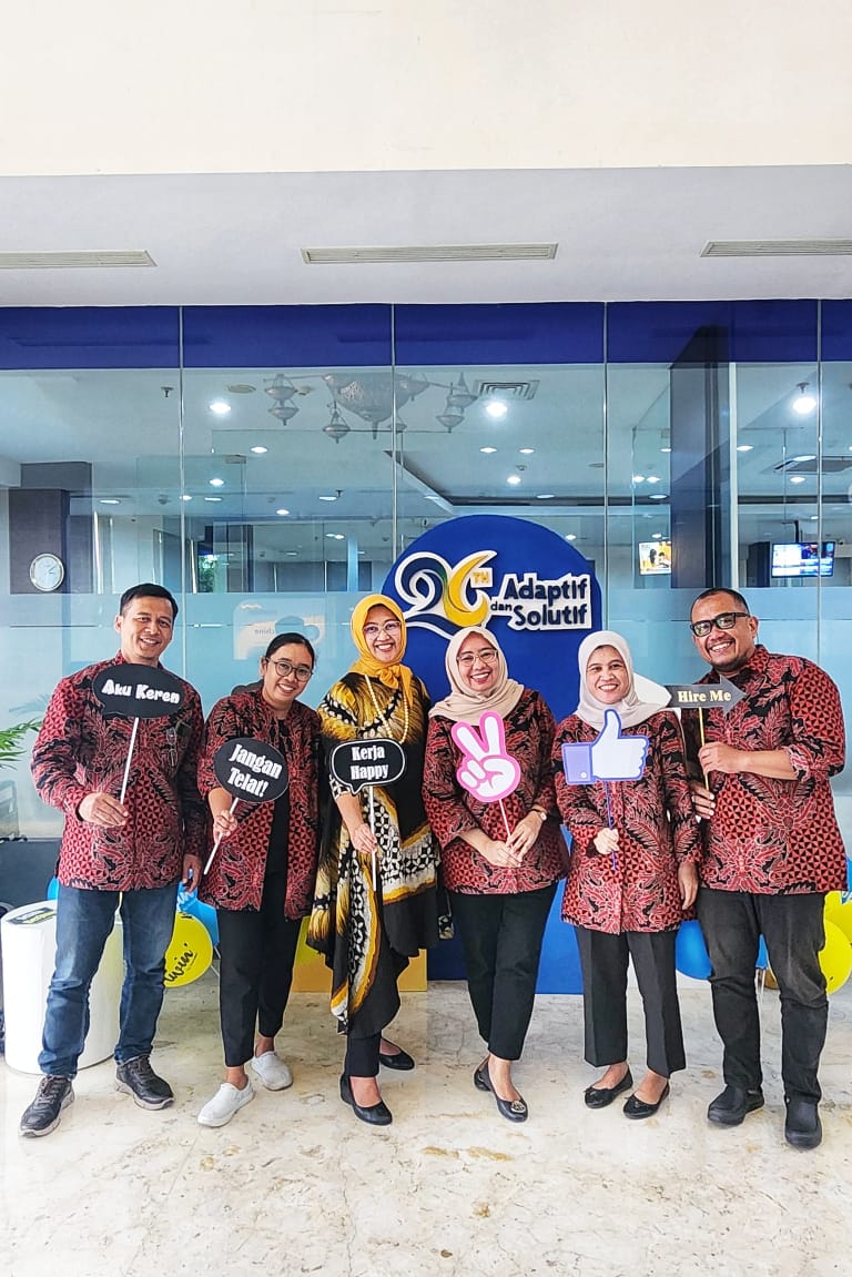 Branch Manager PT Bank Mandiri Cabang Solo Sriwedari  Anggrawati Pambudiningsih (tiga dari kiri) menerima kunjungan Direktur Radar Solo Resita Rika Aryani (tiga dari kanan) bersama tim, Rabu (2/10).