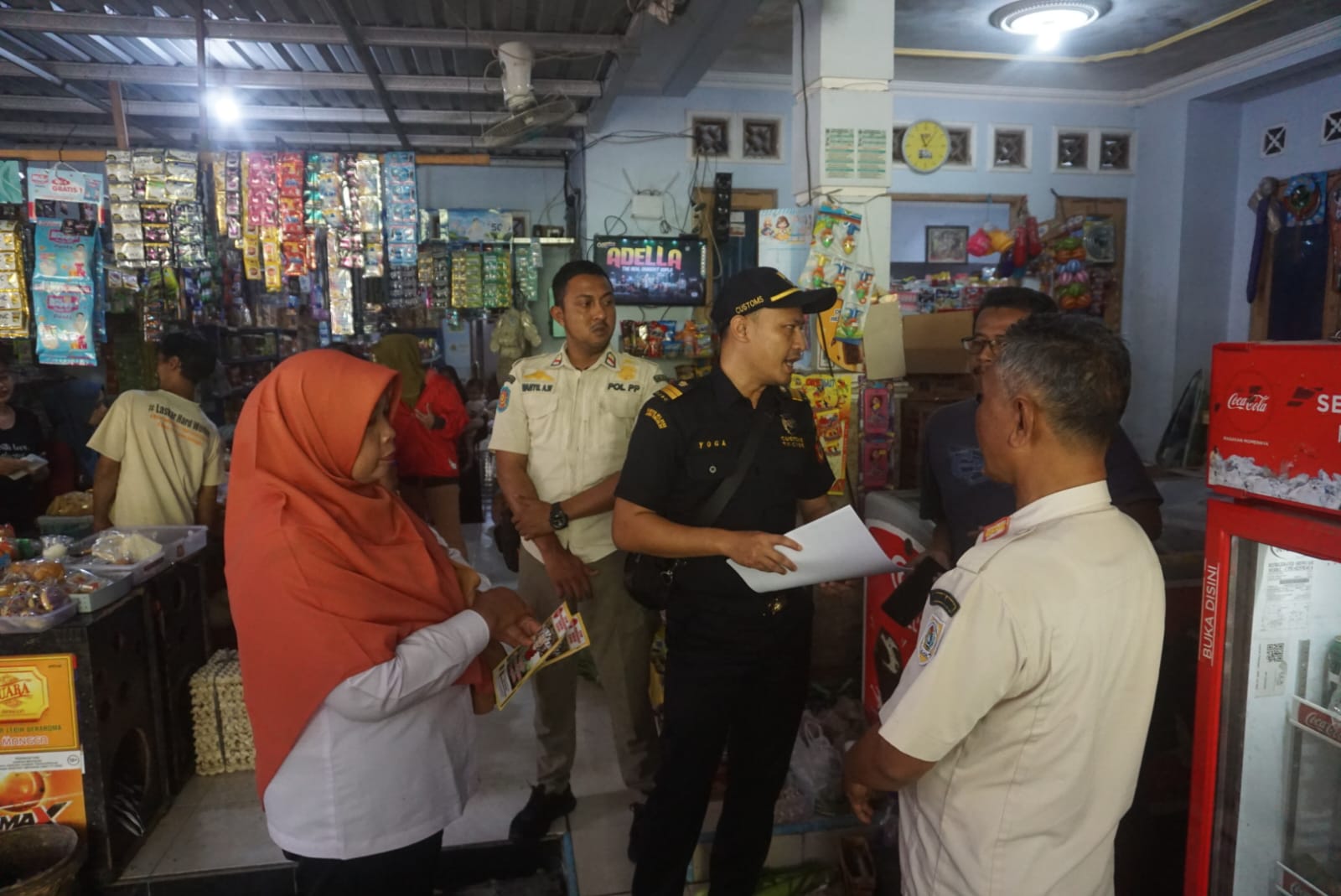 Perwakilan DKUKMP Klaten bersama tim gabungan mengedukasi pemilik toko kelontong di Kecamatan Klaten Tengah untuk tidak menjual rokok ilegal belum lama ini.&nbsp;