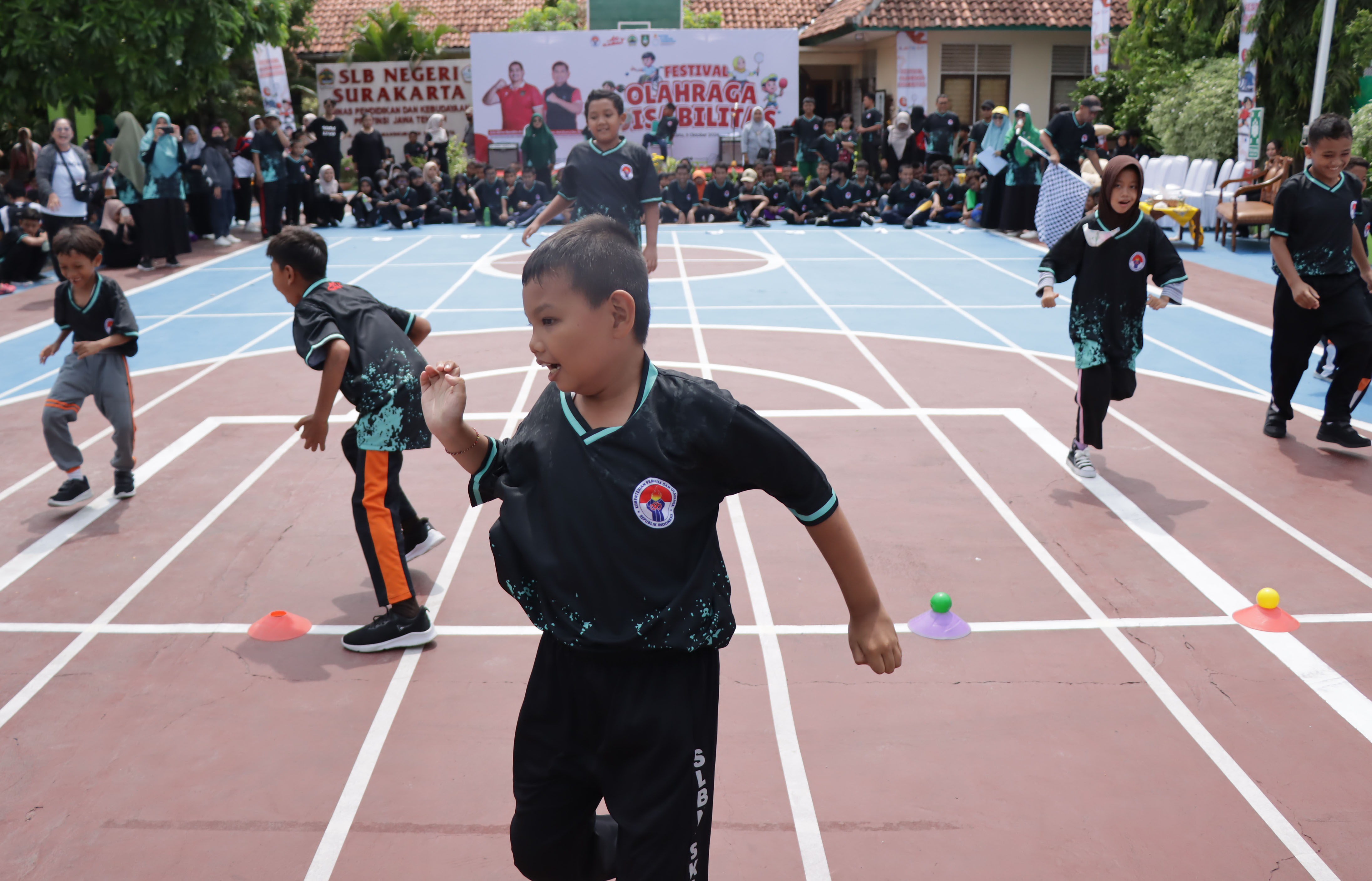 Siswa berkebutuhan khusus mengikuti salah satu cabang olahraga dalam Festival Olahraga Disabilitas di SLBN Solo, Kamis (3/10).