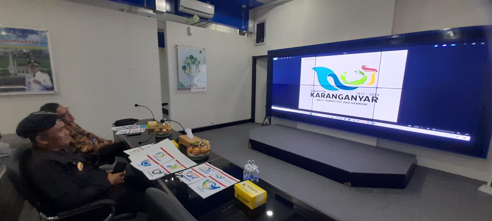 Pj Bupati Karanganyar Timotius Suryadi bersama tim juri melihat desain logo HUT Ke-107 Kabupaten Karanganyar. (Rudi Hartono/Radar Solo)