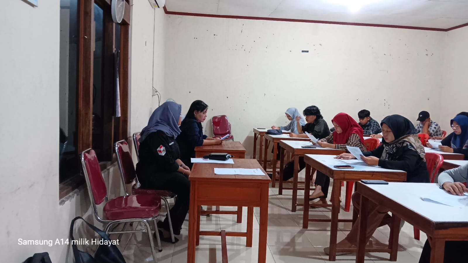 Pelaksanaan tes tertulis rekrutmen anggota KPPS di Balai Desa Karanganom, Kecamatan Klaten Utara. (Angga Purenda/Radar Solo)
