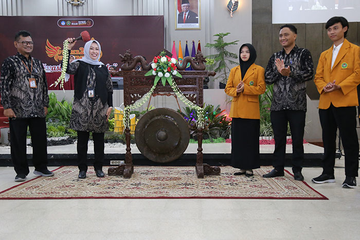 Rektor Univet Bantara memukul gong sebagai tanda dimulainya Kegiatan PKKMB 2024 di Auditorium Univet Bantara (30/9)  &nbsp;