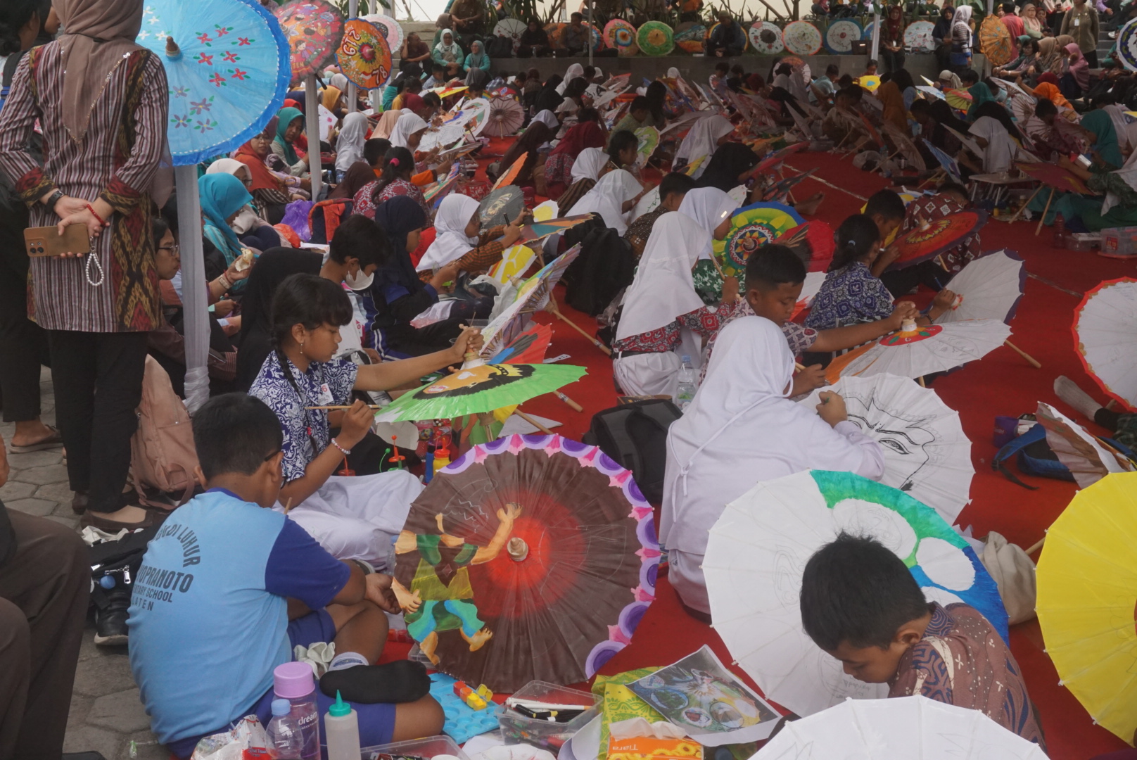 Lomba lukis payung yang diikuti 220 siswa di Monumen Juang 45 Klaten, Kamis (3/10/2024). (Angga Purenda/Radar Solo)