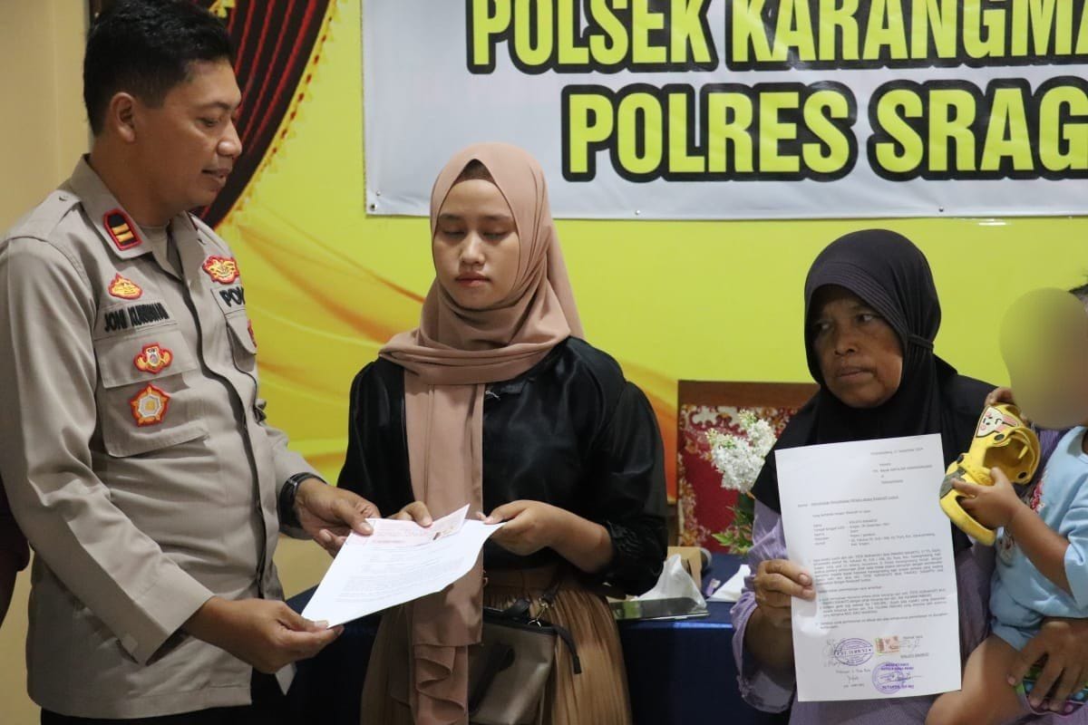 Kapolsek Karangmalang Iptu Joni Kurniawan (kiri) memimpin mediasi antara pelaku curanmor (kanan) dan korbannya (tengah). (Ahmad Khairudin/Radar Solo)