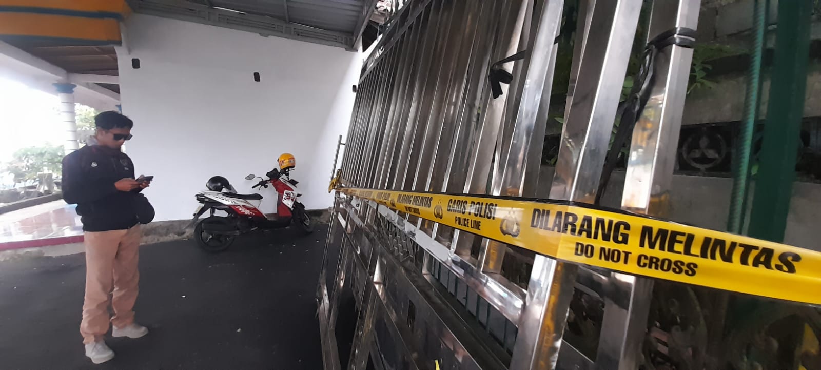 Pagar pintu kantor Desa Munggur, Kecamatan Mojogedang, Karanganyar yang dirusak massa, Kamis (3/10/2024). (Rudi Hartono/Radar Solo)