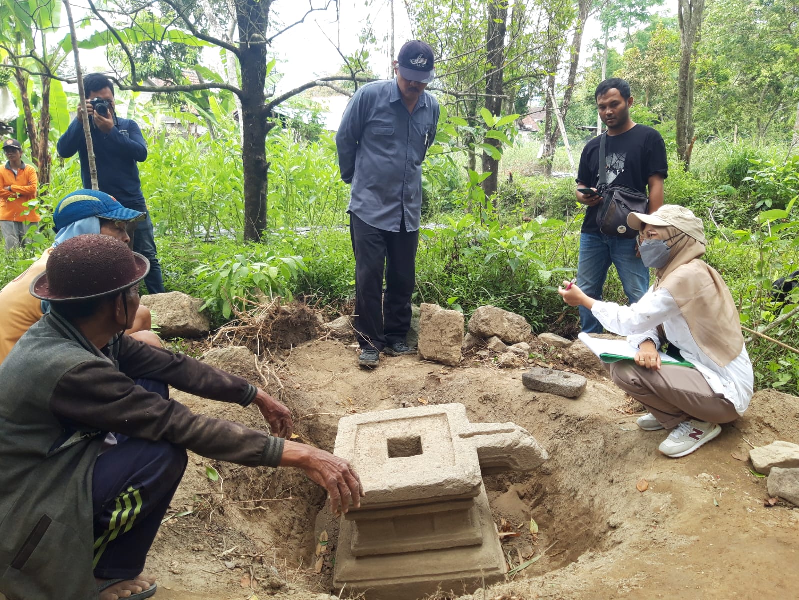 Tim BPK Wilayah X Jawa Tengah bersama Disdikbud dan pemerintah Kecamatan Musuk dan Pemdes Ringinlarik cek benda diduga cagar budaya, Kamis (3/10/2024).