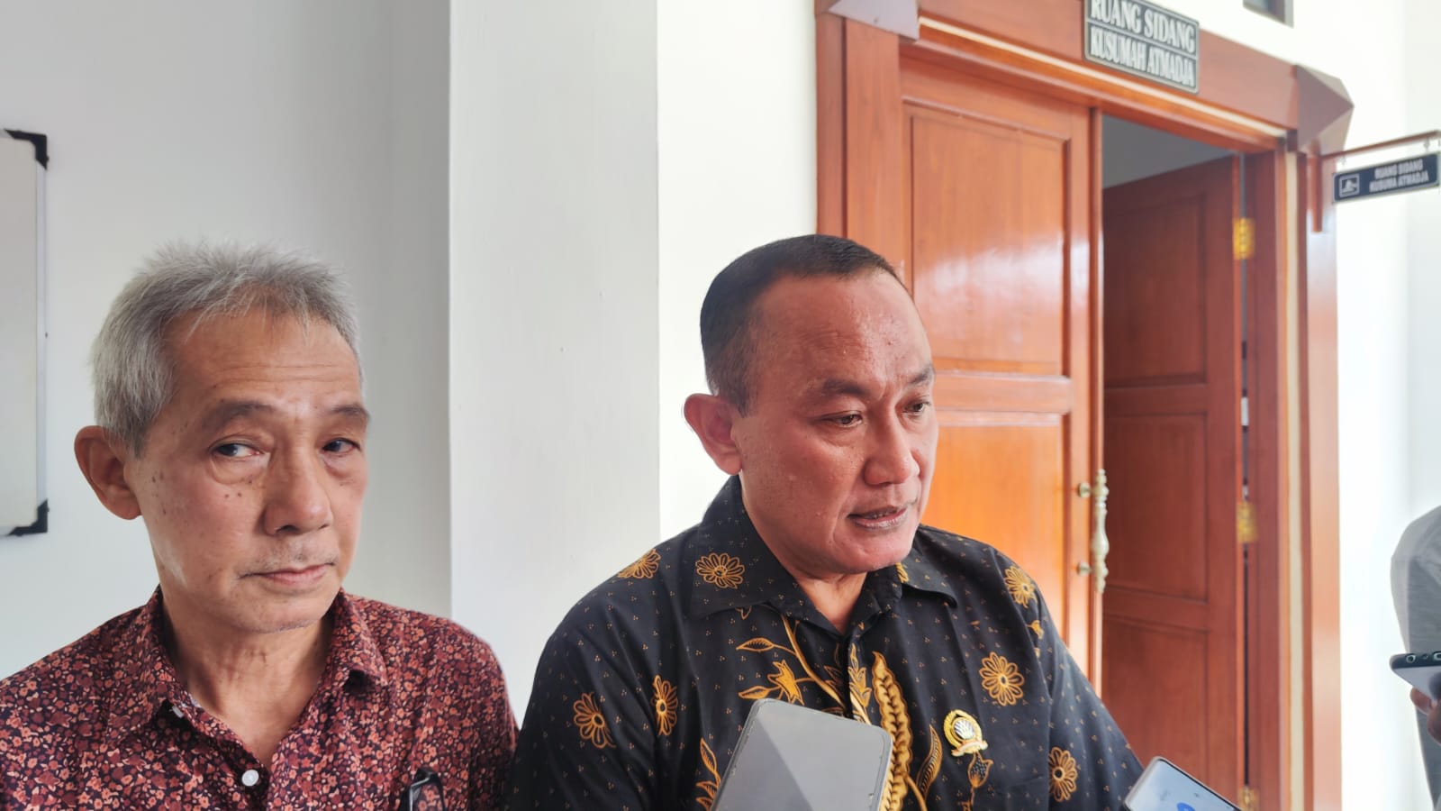 Andy Santoso (kiri) dan Ary Sumarwono penasihat hukumnya beri keterangan pers di PN Solo, Kamis (3/10/2024).