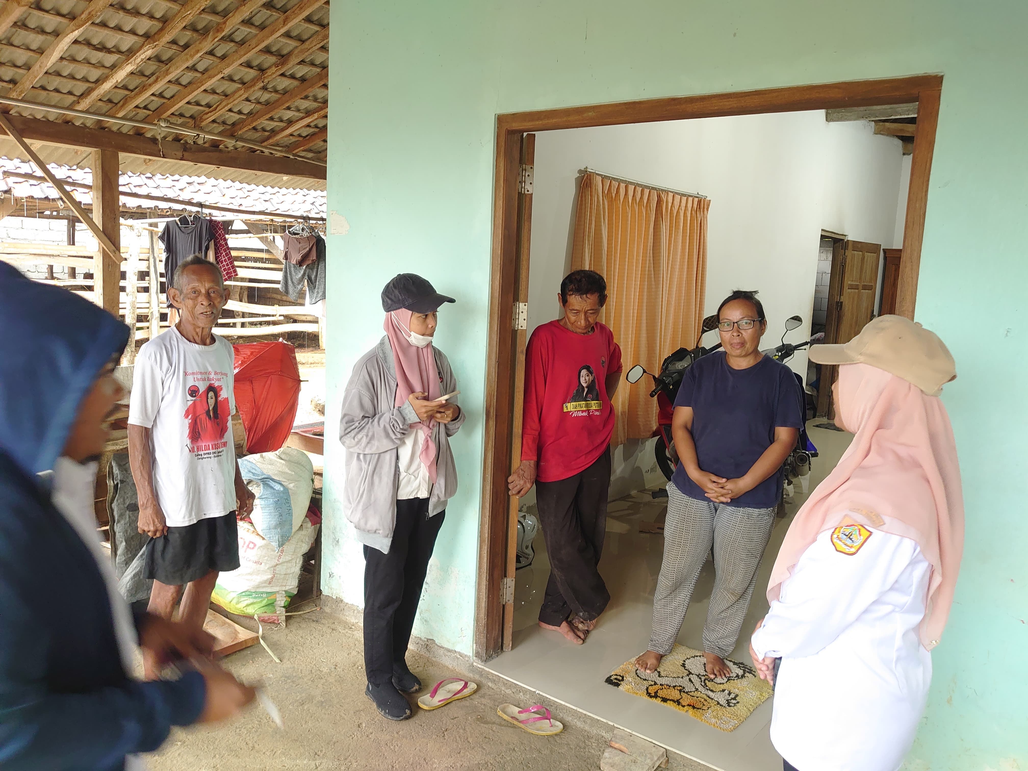 Tim dari Dispera KPP Wonogiri berkunjung ke rumah calon sasaran bantuan relokasi belum lama ini.