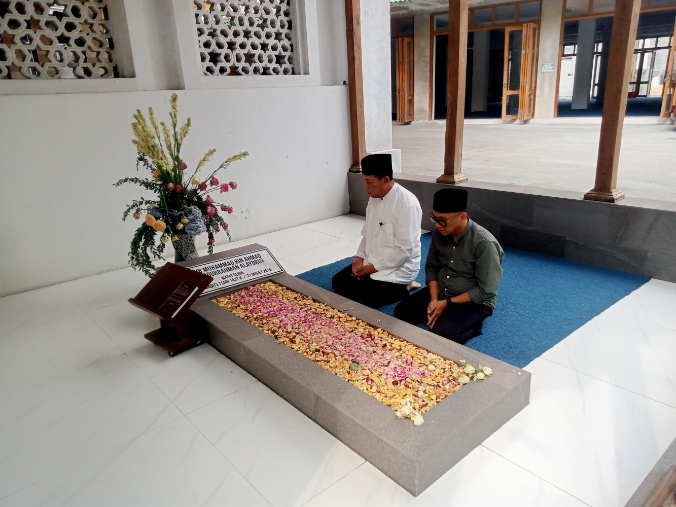 Teguh Prakosa dan Bambang Gage berziarah ke makam ayahanda Habib Novel, yaitu Muhammad bin Ahmad bin Abdurrahman Alaydrus di kawasan Majelis Ar- Raudhah, Jumat (4/10/2024).