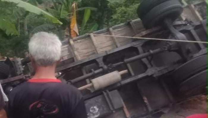 Truk pengangkut kayu bakar yang terguling di karanglo Desa Tawangmangu, Kecamatan Tawangmangu, Karanganyar. (Rudi Hartono/Radar Solo)