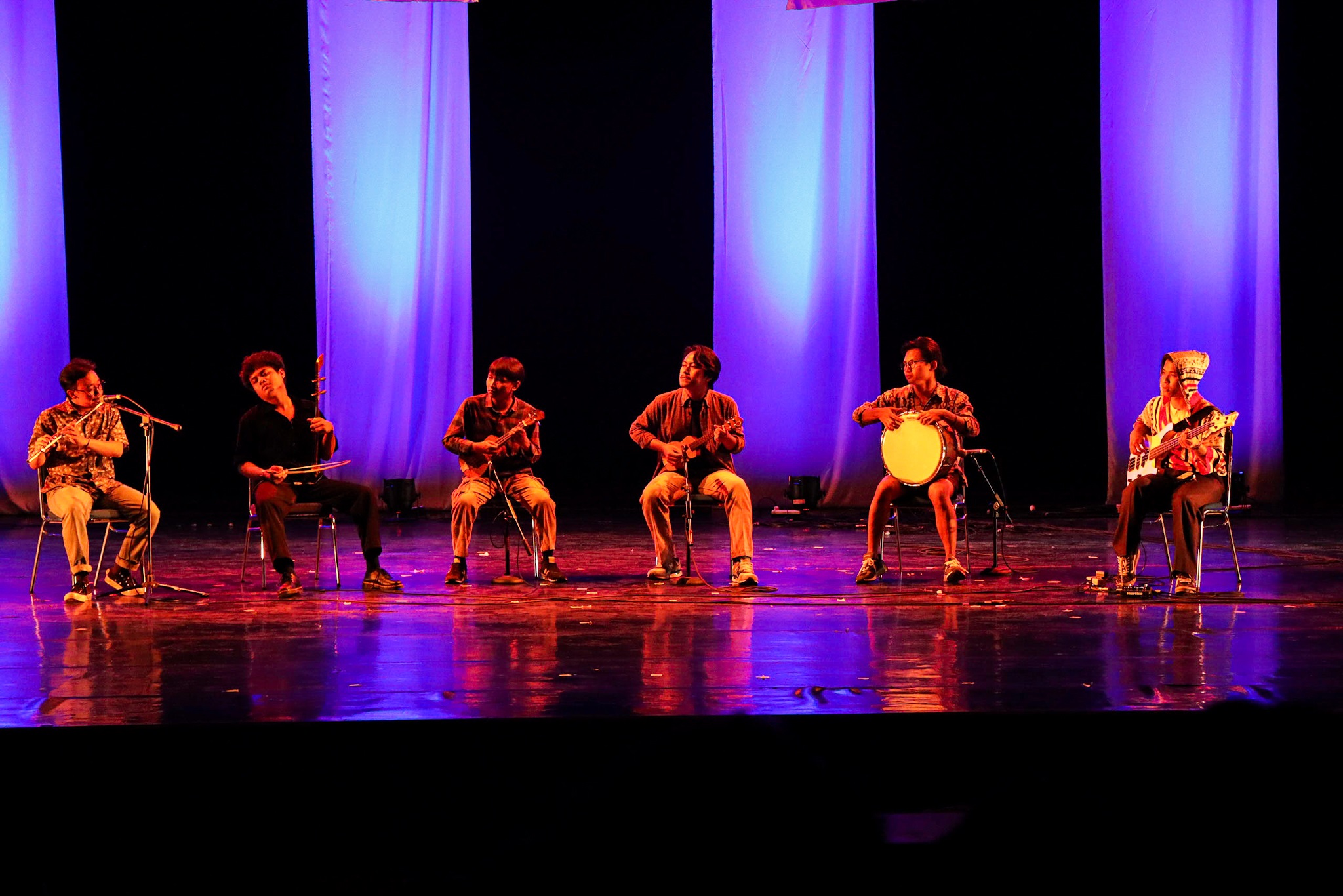 Pementasan dalam acara Dapoer Boenyi 2024 yang digelar di Teater Besar Gendhon Humardani, Jumat malam (4/10).