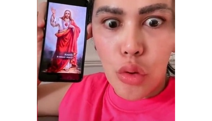 Selebgram asal Medan yang viral dan dilaporkan polisi gara-gara live TikTok menyuruh Tuhan Yesus potong rambut.