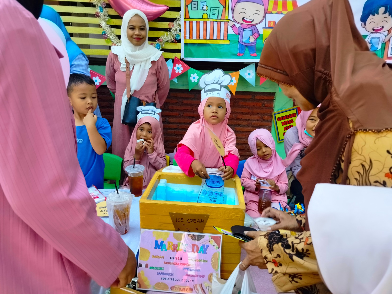 Siswa KB dan TK di Solo menjajakan produk jualan mereka dalam pasar bocah di sekolah mereka, Jumat (4/10/2024)