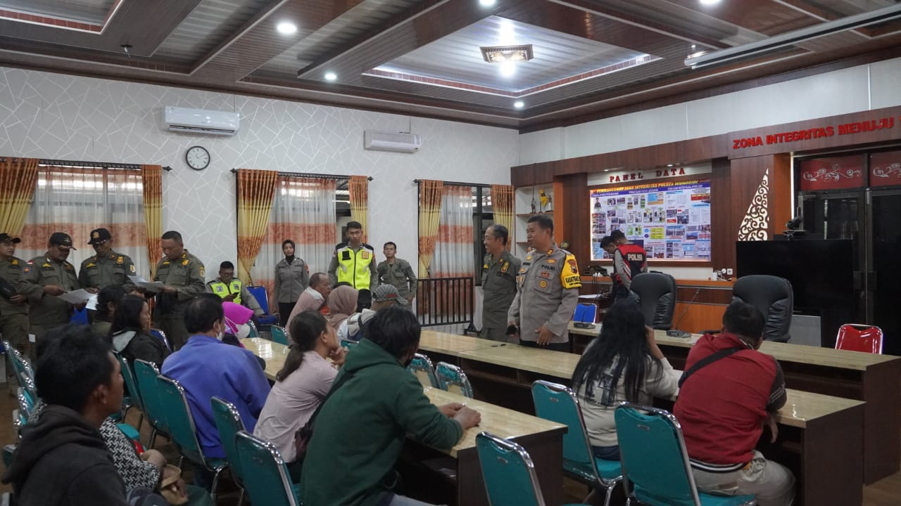 Pasangan tak resmi terjaring operasi pekat diberi pembinaan oleh pihak kepolisian, Jumat (4/10/2024).