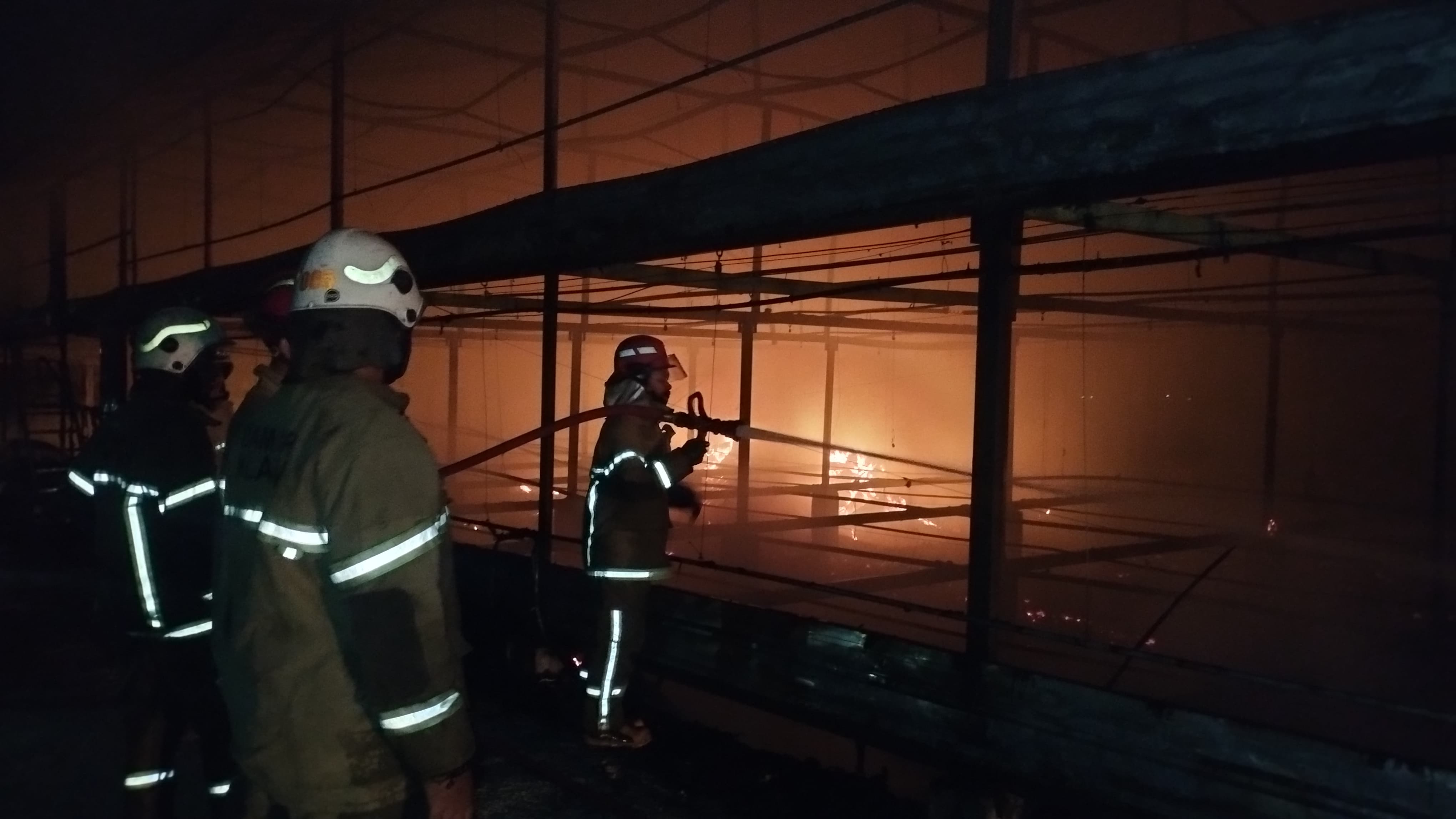 Petugas Damkar Klaten saat melakukan pemadaman terhadap kandang ayam yang terbakar di Desa Kenaiban, Kecamatan Juwiring, Klaten. (Dokumentasi Polsek Juwiring)