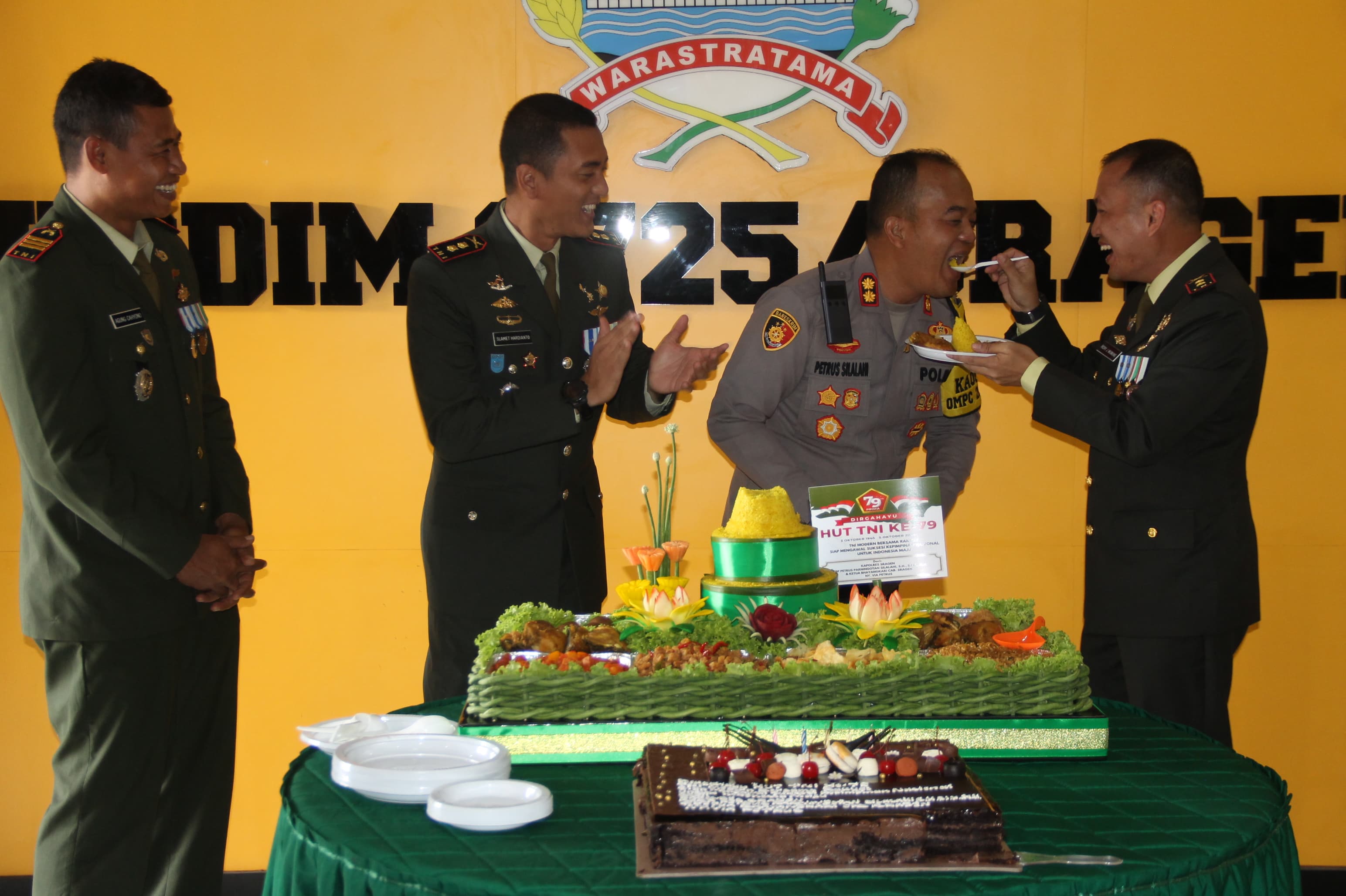Dandim 0725/Sragen Letkol Inf Ricky Julianto Wuwung (kanan) menyambut kedatangan Kapolres Sragen AKBP Petrus P. Silalahi (dua dari kanan) yang memberi ucapan selamat HUT Ke-79 TNI. (A. Khairudin/Raso)