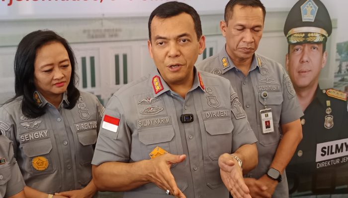 Dirjen Imigrasi Silmy Karim saat meninjau pembuatan paspor serentak di Sarkara Hall De Tjolomadoe, Colomadu, Karanganyar, Sabtu (5/10).