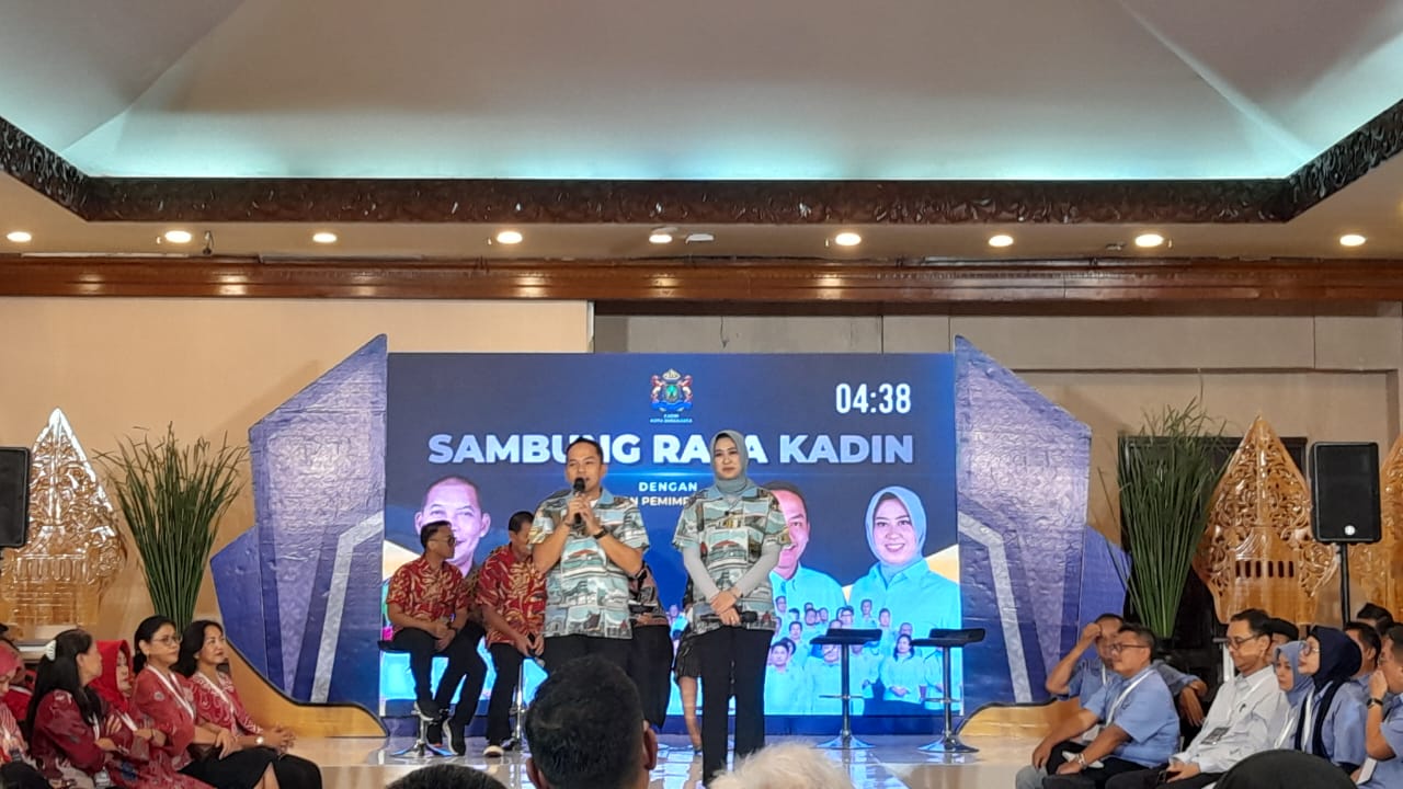 Paslon nomor urut 1 Teguh Prakosa - Bambang Nugroho dan paslon 02 Respati Ardi - Astrid dalam Sambung Rasa Kadin di The Sunan Hotel, Jumat (4/10/2024).