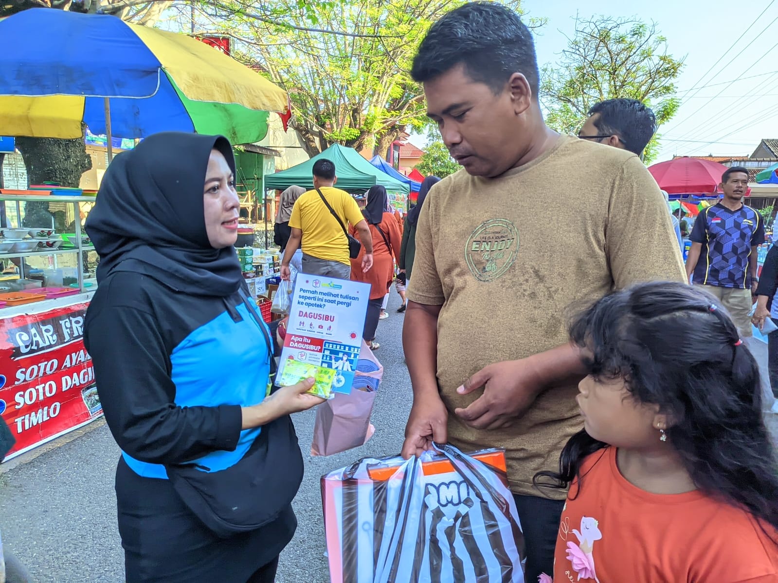 Anggota IAI Wonogiri saat membagikan vitamin dan memberikan edukasi terkait Dagusibu kepada pengunjung CFD Wonogiri, Minggu (6/10/2024).