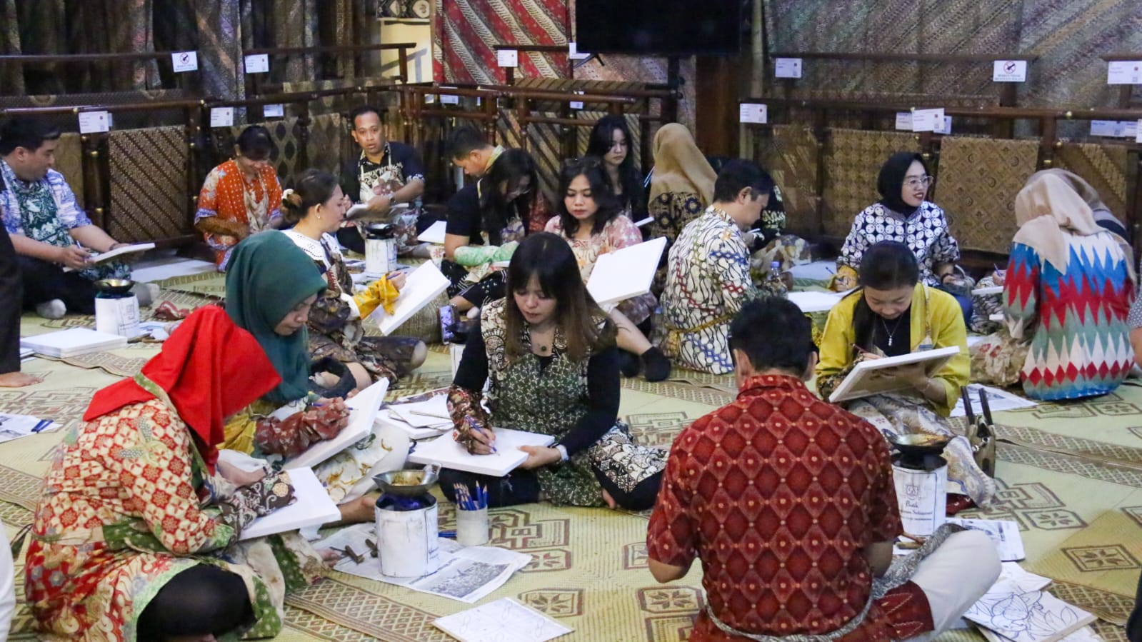 Manajemen Lorin Group Solo bersama 30 staf dan head of departement belajar membatik di Kampung Wisata Batik Kauman, Kota Solo, Sabtu (5/10/2024).