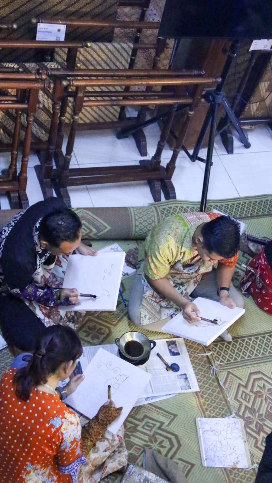 Lorin Group Solo rayakan Hari Batik dengan mengenal lebih dekat perajin batik yang ada di Kota Solo.