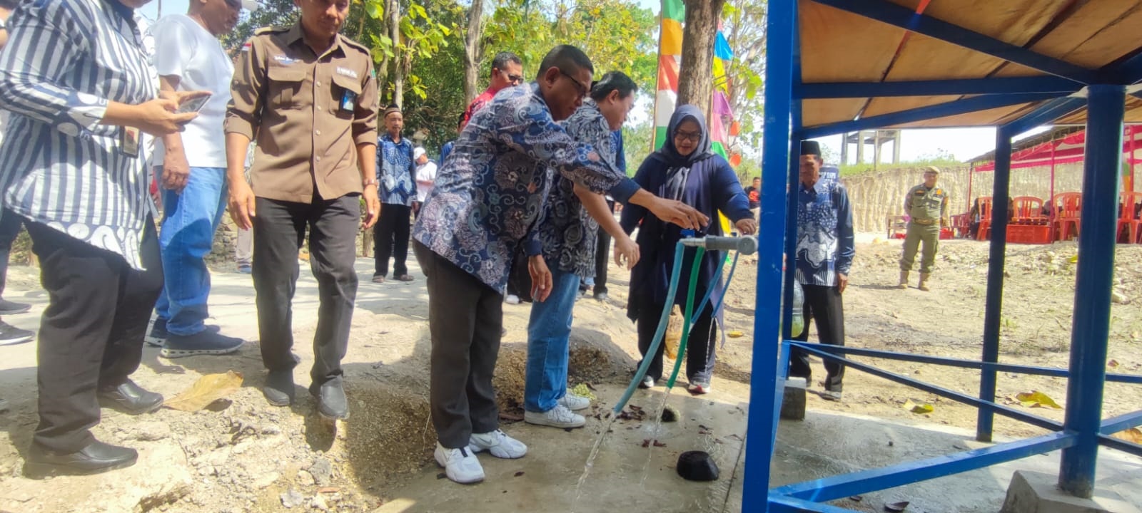 Bupati Sragen Kusdinar Untung Yuni Sukowati (kanan) saat meresmikan sumur dalam, beberapa waktu lalu. (Ahmad Khairudin/Radar Solo)