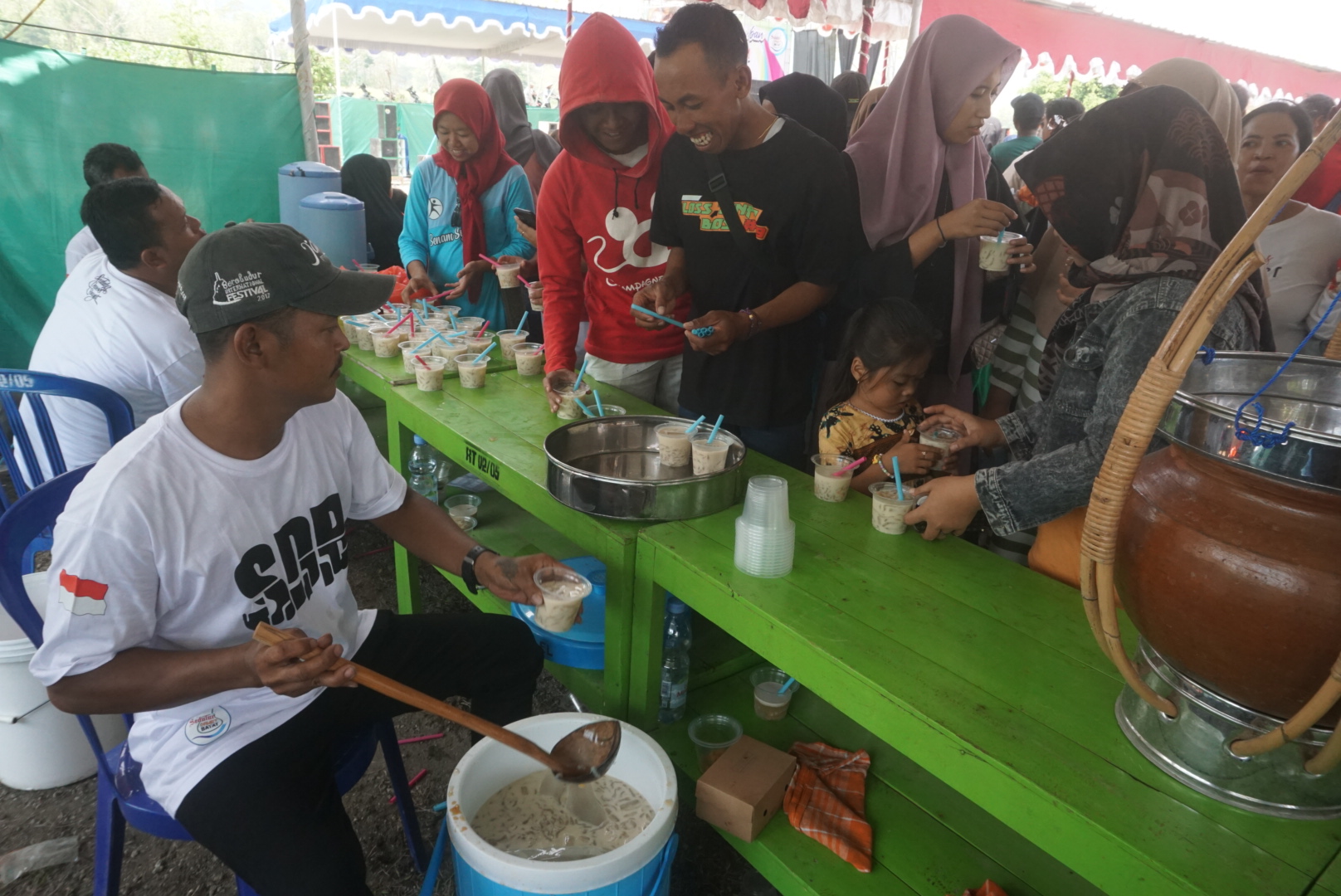 Warga antre mendapatkan segelas dawet bayat di Lapangan Desa Bogem, Kecamatan Bayat, Minggu (6/10/2024). (Angga Purenda/Radar Solo)