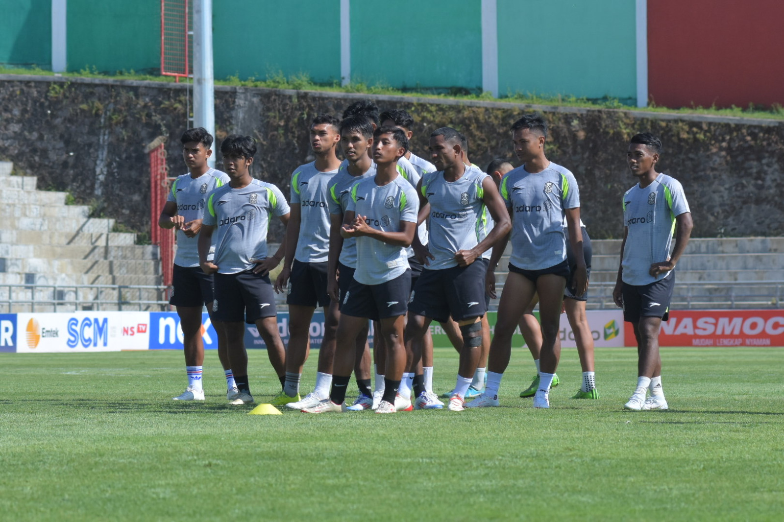 Para pemain  Nusantara United tengah berlatih di Stadion Kebo Giro, Boyolali, belum lama ini.